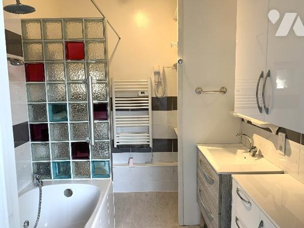 Dans un environnement calme et verdoyant, nous vous proposons cette maison rénovée