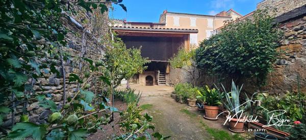 Maison, grange et cour non attenante