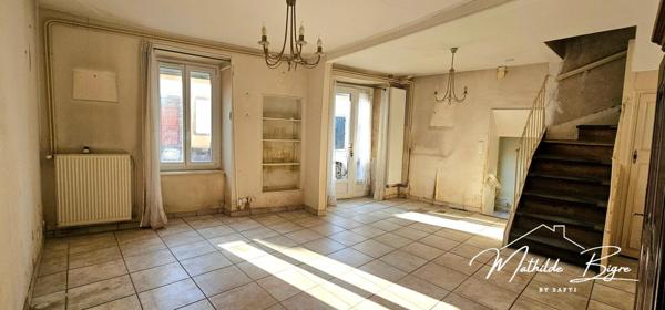 Maison, grange et cour non attenante