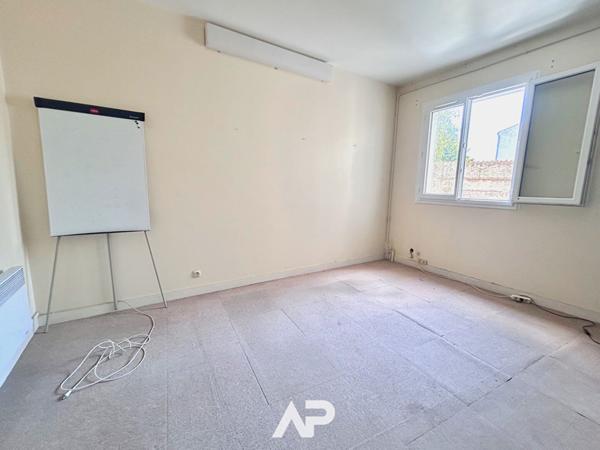 Au pied du Vieux-Port ? Bureaux prêts à l'emploi €226 800 ** - Référence MR627ED1-35