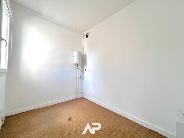 Au pied du Vieux-Port ? Bureaux prêts à l'emploi €226 800 ** - Référence MR627ED1-35