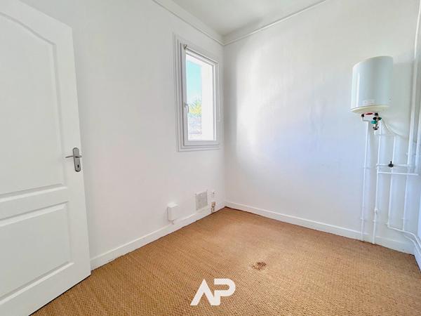 Au pied du Vieux-Port ? Bureaux prêts à l'emploi €226 800 ** - Référence MR627ED1-35