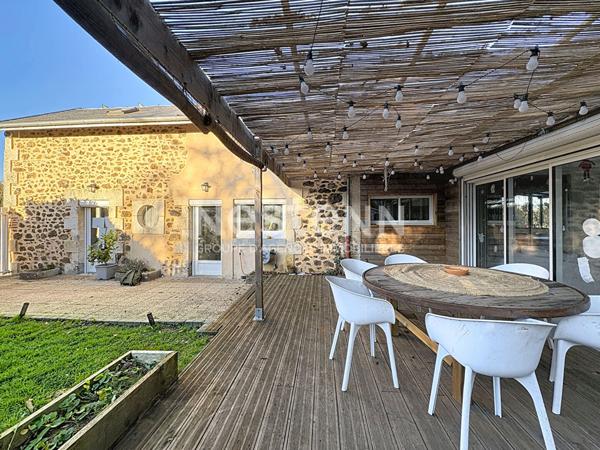 Maison à vendre à Rochechouart - 7 pièces, 5 chambres, piscine, panneaux solaire, garage double