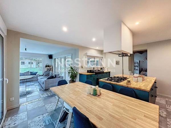 Maison à vendre à Rochechouart - 7 pièces, 5 chambres, piscine, panneaux solaire, garage double