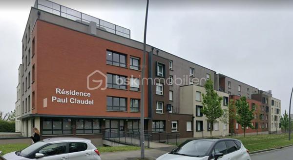Dans la résidence Campus Claudel - Les Belles Années, idéalement située juste en face de l'université de Picardie Jules Verne, investissez dans ce T1 meublé de près de 20m2, situé en étage. Sous contrat de bail commercial avec la société Les Belles Années, ce bien vous garantira un loyer de 3.291€ HT par an, soit une rentabilité brute de près de 6,6%. Idéal pour un placement sécurisé et/ou un complément de revenu retraite. Statut LMNP possible. Photos d'un bien type. A NE PAS LAISSER PASSER !!!
