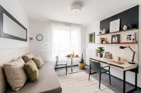 Dans la résidence Campus Claudel - Les Belles Années, idéalement située juste en face de l'université de Picardie Jules Verne, investissez dans ce T1 meublé de près de 20m2, situé en étage. Sous contrat de bail commercial avec la société Les Belles Années, ce bien vous garantira un loyer de 3.291€ HT par an, soit une rentabilité brute de près de 6,6%. Idéal pour un placement sécurisé et/ou un complément de revenu retraite. Statut LMNP possible. Photos d'un bien type. A NE PAS LAISSER PASSER !!!