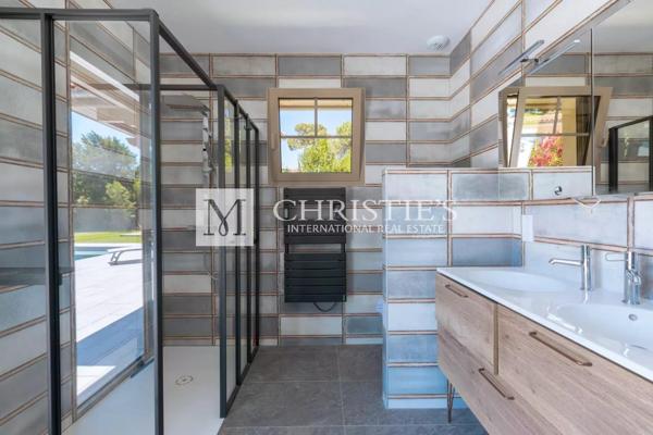 Une Villa d’Exception au Croisement de la Ville d’Hiver et de la Plage Pereire