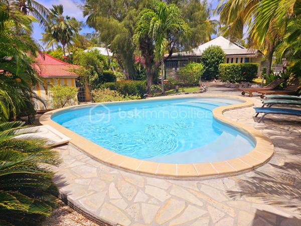 *** SOUS OFFRE ***

Jérôme MIGLIORE vous propose pour BSK Immobilier :

A la  Vente  –  RARE Opportunité - Ensemble immobilier composé de deux maisons avec piscine et accès plage à pied.

Situé dans une Résidence très prisée de Saint François, au calme et sans aucun vis-à-vis, cet ensemble immobilier composé de deux maisons indépendantes de type 3 vous séduira par son environnement privilégié, son fort potentiel et sa proximité immédiate de la plage accessible à pied.
A 5mn de toutes les infrastructures et commerces de Saint-François.

Implanté sur une parcelle arborée et soigneusement entretenue d’environ 885 m² entièrement clôturée, cette propriété est idéale aussi bien pour une résidence principale que pour un investissement locatif rentable.

Les deux maisons sont vendues entièrement meublées et équipées.

La propriété bénéficie d’une belle intimité aucun vis à vis, d’un agréable espace extérieur aménagé avec un carbet ( transats, barbecue..) et d’une superbe piscine en forme de cœur située entre les deux maisons.

Première Maison :
Surface carrez : 41 m²
Surface utile : 77 m²
2 chambres.
Cuisine équipée.
Salle d’eau avec douche et toilettes.
Coin bar ouvert sur la terrasse salon / séjour de 35 m2 environ .
Chauffe-eau solaire et cuve tampon individuelle.

Deuxième Maison :
Surface carrez : 30 m²
Surface utile : 65 m²
2 chambres
Cuisine équipée
Salle d’eau avec douche et toilettes
Terrasse avec Salon / séjour de 28 m2 environ.
Chauffe-eau solaire et cuve tampon individuelle.

Cet ensemble a une surface loi carrez de 70 m2 habitables pour 142 m2 utiles.


Extérieurs et équipements :
Construction béton avec toit béton anticyclonique.
Piscine en forme de cœur.
Douche extérieure.
Carbet en bois au fond du jardin, idéal pour les repas, barbecues et moments de détente.
Volets roulants.
Climatisation et brasseur d'air.
Chauffe-eau solaire.
Cuve tampon eau potable.
Assainissement collectif.
Terrain arboré et entretenu.
Parcelle entièrement clôturée.
Une place de stationnement intérieure.
Stationnement facile dans la résidence.

Diagnostic Performance Energétique réalisé le 13 mai 2026, l'ensemble est classé A.

Vous serez charmés par les nombreuses possibilités offertes par cet ensemble immobilier : résidence familiale, maison de vacances ou projet locatif saisonnier dans un secteur recherché à quelques pas de la plage et des commerces.

Alors n'hésitez pas à me contacter pour de plus amples informations, échanger sur votre projet ou demander la vidéo de cet ensemble immobilier.
Merci de privilégier l'appel ou message WhatsApp pour toutes communications.


A propos de la copropriété :
Pas de procédure en cours.
Nombre de lots : 154