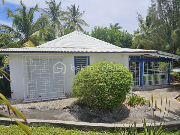 *** SOUS OFFRE ***

Jérôme MIGLIORE vous propose pour BSK Immobilier :

A la  Vente  –  RARE Opportunité - Ensemble immobilier composé de deux maisons avec piscine et accès plage à pied.

Situé dans une Résidence très prisée de Saint François, au calme et sans aucun vis-à-vis, cet ensemble immobilier composé de deux maisons indépendantes de type 3 vous séduira par son environnement privilégié, son fort potentiel et sa proximité immédiate de la plage accessible à pied.
A 5mn de toutes les infrastructures et commerces de Saint-François.

Implanté sur une parcelle arborée et soigneusement entretenue d’environ 885 m² entièrement clôturée, cette propriété est idéale aussi bien pour une résidence principale que pour un investissement locatif rentable.

Les deux maisons sont vendues entièrement meublées et équipées.

La propriété bénéficie d’une belle intimité aucun vis à vis, d’un agréable espace extérieur aménagé avec un carbet ( transats, barbecue..) et d’une superbe piscine en forme de cœur située entre les deux maisons.

Première Maison :
Surface carrez : 41 m²
Surface utile : 77 m²
2 chambres.
Cuisine équipée.
Salle d’eau avec douche et toilettes.
Coin bar ouvert sur la terrasse salon / séjour de 35 m2 environ .
Chauffe-eau solaire et cuve tampon individuelle.

Deuxième Maison :
Surface carrez : 30 m²
Surface utile : 65 m²
2 chambres
Cuisine équipée
Salle d’eau avec douche et toilettes
Terrasse avec Salon / séjour de 28 m2 environ.
Chauffe-eau solaire et cuve tampon individuelle.

Cet ensemble a une surface loi carrez de 70 m2 habitables pour 142 m2 utiles.


Extérieurs et équipements :
Construction béton avec toit béton anticyclonique.
Piscine en forme de cœur.
Douche extérieure.
Carbet en bois au fond du jardin, idéal pour les repas, barbecues et moments de détente.
Volets roulants.
Climatisation et brasseur d'air.
Chauffe-eau solaire.
Cuve tampon eau potable.
Assainissement collectif.
Terrain arboré et entretenu.
Parcelle entièrement clôturée.
Une place de stationnement intérieure.
Stationnement facile dans la résidence.

Diagnostic Performance Energétique réalisé le 13 mai 2026, l'ensemble est classé A.

Vous serez charmés par les nombreuses possibilités offertes par cet ensemble immobilier : résidence familiale, maison de vacances ou projet locatif saisonnier dans un secteur recherché à quelques pas de la plage et des commerces.

Alors n'hésitez pas à me contacter pour de plus amples informations, échanger sur votre projet ou demander la vidéo de cet ensemble immobilier.
Merci de privilégier l'appel ou message WhatsApp pour toutes communications.


A propos de la copropriété :
Pas de procédure en cours.
Nombre de lots : 154