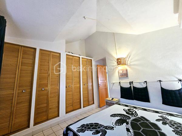 *** SOUS OFFRE ***

Jérôme MIGLIORE vous propose pour BSK Immobilier :

A la  Vente  –  RARE Opportunité - Ensemble immobilier composé de deux maisons avec piscine et accès plage à pied.

Situé dans une Résidence très prisée de Saint François, au calme et sans aucun vis-à-vis, cet ensemble immobilier composé de deux maisons indépendantes de type 3 vous séduira par son environnement privilégié, son fort potentiel et sa proximité immédiate de la plage accessible à pied.
A 5mn de toutes les infrastructures et commerces de Saint-François.

Implanté sur une parcelle arborée et soigneusement entretenue d’environ 885 m² entièrement clôturée, cette propriété est idéale aussi bien pour une résidence principale que pour un investissement locatif rentable.

Les deux maisons sont vendues entièrement meublées et équipées.

La propriété bénéficie d’une belle intimité aucun vis à vis, d’un agréable espace extérieur aménagé avec un carbet ( transats, barbecue..) et d’une superbe piscine en forme de cœur située entre les deux maisons.

Première Maison :
Surface carrez : 41 m²
Surface utile : 77 m²
2 chambres.
Cuisine équipée.
Salle d’eau avec douche et toilettes.
Coin bar ouvert sur la terrasse salon / séjour de 35 m2 environ .
Chauffe-eau solaire et cuve tampon individuelle.

Deuxième Maison :
Surface carrez : 30 m²
Surface utile : 65 m²
2 chambres
Cuisine équipée
Salle d’eau avec douche et toilettes
Terrasse avec Salon / séjour de 28 m2 environ.
Chauffe-eau solaire et cuve tampon individuelle.

Cet ensemble a une surface loi carrez de 70 m2 habitables pour 142 m2 utiles.


Extérieurs et équipements :
Construction béton avec toit béton anticyclonique.
Piscine en forme de cœur.
Douche extérieure.
Carbet en bois au fond du jardin, idéal pour les repas, barbecues et moments de détente.
Volets roulants.
Climatisation et brasseur d'air.
Chauffe-eau solaire.
Cuve tampon eau potable.
Assainissement collectif.
Terrain arboré et entretenu.
Parcelle entièrement clôturée.
Une place de stationnement intérieure.
Stationnement facile dans la résidence.

Diagnostic Performance Energétique réalisé le 13 mai 2026, l'ensemble est classé A.

Vous serez charmés par les nombreuses possibilités offertes par cet ensemble immobilier : résidence familiale, maison de vacances ou projet locatif saisonnier dans un secteur recherché à quelques pas de la plage et des commerces.

Alors n'hésitez pas à me contacter pour de plus amples informations, échanger sur votre projet ou demander la vidéo de cet ensemble immobilier.
Merci de privilégier l'appel ou message WhatsApp pour toutes communications.


A propos de la copropriété :
Pas de procédure en cours.
Nombre de lots : 154