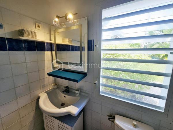 *** SOUS OFFRE ***

Jérôme MIGLIORE vous propose pour BSK Immobilier :

A la  Vente  –  RARE Opportunité - Ensemble immobilier composé de deux maisons avec piscine et accès plage à pied.

Situé dans une Résidence très prisée de Saint François, au calme et sans aucun vis-à-vis, cet ensemble immobilier composé de deux maisons indépendantes de type 3 vous séduira par son environnement privilégié, son fort potentiel et sa proximité immédiate de la plage accessible à pied.
A 5mn de toutes les infrastructures et commerces de Saint-François.

Implanté sur une parcelle arborée et soigneusement entretenue d’environ 885 m² entièrement clôturée, cette propriété est idéale aussi bien pour une résidence principale que pour un investissement locatif rentable.

Les deux maisons sont vendues entièrement meublées et équipées.

La propriété bénéficie d’une belle intimité aucun vis à vis, d’un agréable espace extérieur aménagé avec un carbet ( transats, barbecue..) et d’une superbe piscine en forme de cœur située entre les deux maisons.

Première Maison :
Surface carrez : 41 m²
Surface utile : 77 m²
2 chambres.
Cuisine équipée.
Salle d’eau avec douche et toilettes.
Coin bar ouvert sur la terrasse salon / séjour de 35 m2 environ .
Chauffe-eau solaire et cuve tampon individuelle.

Deuxième Maison :
Surface carrez : 30 m²
Surface utile : 65 m²
2 chambres
Cuisine équipée
Salle d’eau avec douche et toilettes
Terrasse avec Salon / séjour de 28 m2 environ.
Chauffe-eau solaire et cuve tampon individuelle.

Cet ensemble a une surface loi carrez de 70 m2 habitables pour 142 m2 utiles.


Extérieurs et équipements :
Construction béton avec toit béton anticyclonique.
Piscine en forme de cœur.
Douche extérieure.
Carbet en bois au fond du jardin, idéal pour les repas, barbecues et moments de détente.
Volets roulants.
Climatisation et brasseur d'air.
Chauffe-eau solaire.
Cuve tampon eau potable.
Assainissement collectif.
Terrain arboré et entretenu.
Parcelle entièrement clôturée.
Une place de stationnement intérieure.
Stationnement facile dans la résidence.

Diagnostic Performance Energétique réalisé le 13 mai 2026, l'ensemble est classé A.

Vous serez charmés par les nombreuses possibilités offertes par cet ensemble immobilier : résidence familiale, maison de vacances ou projet locatif saisonnier dans un secteur recherché à quelques pas de la plage et des commerces.

Alors n'hésitez pas à me contacter pour de plus amples informations, échanger sur votre projet ou demander la vidéo de cet ensemble immobilier.
Merci de privilégier l'appel ou message WhatsApp pour toutes communications.


A propos de la copropriété :
Pas de procédure en cours.
Nombre de lots : 154