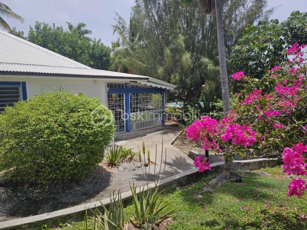 *** SOUS OFFRE ***

Jérôme MIGLIORE vous propose pour BSK Immobilier :

A la  Vente  –  RARE Opportunité - Ensemble immobilier composé de deux maisons avec piscine et accès plage à pied.

Situé dans une Résidence très prisée de Saint François, au calme et sans aucun vis-à-vis, cet ensemble immobilier composé de deux maisons indépendantes de type 3 vous séduira par son environnement privilégié, son fort potentiel et sa proximité immédiate de la plage accessible à pied.
A 5mn de toutes les infrastructures et commerces de Saint-François.

Implanté sur une parcelle arborée et soigneusement entretenue d’environ 885 m² entièrement clôturée, cette propriété est idéale aussi bien pour une résidence principale que pour un investissement locatif rentable.

Les deux maisons sont vendues entièrement meublées et équipées.

La propriété bénéficie d’une belle intimité aucun vis à vis, d’un agréable espace extérieur aménagé avec un carbet ( transats, barbecue..) et d’une superbe piscine en forme de cœur située entre les deux maisons.

Première Maison :
Surface carrez : 41 m²
Surface utile : 77 m²
2 chambres.
Cuisine équipée.
Salle d’eau avec douche et toilettes.
Coin bar ouvert sur la terrasse salon / séjour de 35 m2 environ .
Chauffe-eau solaire et cuve tampon individuelle.

Deuxième Maison :
Surface carrez : 30 m²
Surface utile : 65 m²
2 chambres
Cuisine équipée
Salle d’eau avec douche et toilettes
Terrasse avec Salon / séjour de 28 m2 environ.
Chauffe-eau solaire et cuve tampon individuelle.

Cet ensemble a une surface loi carrez de 70 m2 habitables pour 142 m2 utiles.


Extérieurs et équipements :
Construction béton avec toit béton anticyclonique.
Piscine en forme de cœur.
Douche extérieure.
Carbet en bois au fond du jardin, idéal pour les repas, barbecues et moments de détente.
Volets roulants.
Climatisation et brasseur d'air.
Chauffe-eau solaire.
Cuve tampon eau potable.
Assainissement collectif.
Terrain arboré et entretenu.
Parcelle entièrement clôturée.
Une place de stationnement intérieure.
Stationnement facile dans la résidence.

Diagnostic Performance Energétique réalisé le 13 mai 2026, l'ensemble est classé A.

Vous serez charmés par les nombreuses possibilités offertes par cet ensemble immobilier : résidence familiale, maison de vacances ou projet locatif saisonnier dans un secteur recherché à quelques pas de la plage et des commerces.

Alors n'hésitez pas à me contacter pour de plus amples informations, échanger sur votre projet ou demander la vidéo de cet ensemble immobilier.
Merci de privilégier l'appel ou message WhatsApp pour toutes communications.


A propos de la copropriété :
Pas de procédure en cours.
Nombre de lots : 154