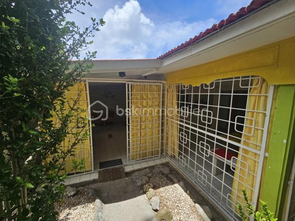 *** SOUS OFFRE ***

Jérôme MIGLIORE vous propose pour BSK Immobilier :

A la  Vente  –  RARE Opportunité - Ensemble immobilier composé de deux maisons avec piscine et accès plage à pied.

Situé dans une Résidence très prisée de Saint François, au calme et sans aucun vis-à-vis, cet ensemble immobilier composé de deux maisons indépendantes de type 3 vous séduira par son environnement privilégié, son fort potentiel et sa proximité immédiate de la plage accessible à pied.
A 5mn de toutes les infrastructures et commerces de Saint-François.

Implanté sur une parcelle arborée et soigneusement entretenue d’environ 885 m² entièrement clôturée, cette propriété est idéale aussi bien pour une résidence principale que pour un investissement locatif rentable.

Les deux maisons sont vendues entièrement meublées et équipées.

La propriété bénéficie d’une belle intimité aucun vis à vis, d’un agréable espace extérieur aménagé avec un carbet ( transats, barbecue..) et d’une superbe piscine en forme de cœur située entre les deux maisons.

Première Maison :
Surface carrez : 41 m²
Surface utile : 77 m²
2 chambres.
Cuisine équipée.
Salle d’eau avec douche et toilettes.
Coin bar ouvert sur la terrasse salon / séjour de 35 m2 environ .
Chauffe-eau solaire et cuve tampon individuelle.

Deuxième Maison :
Surface carrez : 30 m²
Surface utile : 65 m²
2 chambres
Cuisine équipée
Salle d’eau avec douche et toilettes
Terrasse avec Salon / séjour de 28 m2 environ.
Chauffe-eau solaire et cuve tampon individuelle.

Cet ensemble a une surface loi carrez de 70 m2 habitables pour 142 m2 utiles.


Extérieurs et équipements :
Construction béton avec toit béton anticyclonique.
Piscine en forme de cœur.
Douche extérieure.
Carbet en bois au fond du jardin, idéal pour les repas, barbecues et moments de détente.
Volets roulants.
Climatisation et brasseur d'air.
Chauffe-eau solaire.
Cuve tampon eau potable.
Assainissement collectif.
Terrain arboré et entretenu.
Parcelle entièrement clôturée.
Une place de stationnement intérieure.
Stationnement facile dans la résidence.

Diagnostic Performance Energétique réalisé le 13 mai 2026, l'ensemble est classé A.

Vous serez charmés par les nombreuses possibilités offertes par cet ensemble immobilier : résidence familiale, maison de vacances ou projet locatif saisonnier dans un secteur recherché à quelques pas de la plage et des commerces.

Alors n'hésitez pas à me contacter pour de plus amples informations, échanger sur votre projet ou demander la vidéo de cet ensemble immobilier.
Merci de privilégier l'appel ou message WhatsApp pour toutes communications.


A propos de la copropriété :
Pas de procédure en cours.
Nombre de lots : 154