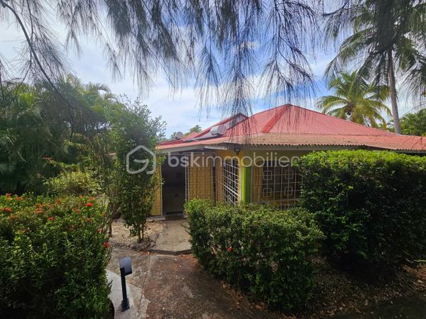 *** SOUS OFFRE ***

Jérôme MIGLIORE vous propose pour BSK Immobilier :

A la  Vente  –  RARE Opportunité - Ensemble immobilier composé de deux maisons avec piscine et accès plage à pied.

Situé dans une Résidence très prisée de Saint François, au calme et sans aucun vis-à-vis, cet ensemble immobilier composé de deux maisons indépendantes de type 3 vous séduira par son environnement privilégié, son fort potentiel et sa proximité immédiate de la plage accessible à pied.
A 5mn de toutes les infrastructures et commerces de Saint-François.

Implanté sur une parcelle arborée et soigneusement entretenue d’environ 885 m² entièrement clôturée, cette propriété est idéale aussi bien pour une résidence principale que pour un investissement locatif rentable.

Les deux maisons sont vendues entièrement meublées et équipées.

La propriété bénéficie d’une belle intimité aucun vis à vis, d’un agréable espace extérieur aménagé avec un carbet ( transats, barbecue..) et d’une superbe piscine en forme de cœur située entre les deux maisons.

Première Maison :
Surface carrez : 41 m²
Surface utile : 77 m²
2 chambres.
Cuisine équipée.
Salle d’eau avec douche et toilettes.
Coin bar ouvert sur la terrasse salon / séjour de 35 m2 environ .
Chauffe-eau solaire et cuve tampon individuelle.

Deuxième Maison :
Surface carrez : 30 m²
Surface utile : 65 m²
2 chambres
Cuisine équipée
Salle d’eau avec douche et toilettes
Terrasse avec Salon / séjour de 28 m2 environ.
Chauffe-eau solaire et cuve tampon individuelle.

Cet ensemble a une surface loi carrez de 70 m2 habitables pour 142 m2 utiles.


Extérieurs et équipements :
Construction béton avec toit béton anticyclonique.
Piscine en forme de cœur.
Douche extérieure.
Carbet en bois au fond du jardin, idéal pour les repas, barbecues et moments de détente.
Volets roulants.
Climatisation et brasseur d'air.
Chauffe-eau solaire.
Cuve tampon eau potable.
Assainissement collectif.
Terrain arboré et entretenu.
Parcelle entièrement clôturée.
Une place de stationnement intérieure.
Stationnement facile dans la résidence.

Diagnostic Performance Energétique réalisé le 13 mai 2026, l'ensemble est classé A.

Vous serez charmés par les nombreuses possibilités offertes par cet ensemble immobilier : résidence familiale, maison de vacances ou projet locatif saisonnier dans un secteur recherché à quelques pas de la plage et des commerces.

Alors n'hésitez pas à me contacter pour de plus amples informations, échanger sur votre projet ou demander la vidéo de cet ensemble immobilier.
Merci de privilégier l'appel ou message WhatsApp pour toutes communications.


A propos de la copropriété :
Pas de procédure en cours.
Nombre de lots : 154