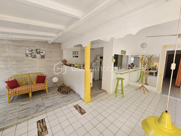 *** SOUS OFFRE ***

Jérôme MIGLIORE vous propose pour BSK Immobilier :

A la  Vente  –  RARE Opportunité - Ensemble immobilier composé de deux maisons avec piscine et accès plage à pied.

Situé dans une Résidence très prisée de Saint François, au calme et sans aucun vis-à-vis, cet ensemble immobilier composé de deux maisons indépendantes de type 3 vous séduira par son environnement privilégié, son fort potentiel et sa proximité immédiate de la plage accessible à pied.
A 5mn de toutes les infrastructures et commerces de Saint-François.

Implanté sur une parcelle arborée et soigneusement entretenue d’environ 885 m² entièrement clôturée, cette propriété est idéale aussi bien pour une résidence principale que pour un investissement locatif rentable.

Les deux maisons sont vendues entièrement meublées et équipées.

La propriété bénéficie d’une belle intimité aucun vis à vis, d’un agréable espace extérieur aménagé avec un carbet ( transats, barbecue..) et d’une superbe piscine en forme de cœur située entre les deux maisons.

Première Maison :
Surface carrez : 41 m²
Surface utile : 77 m²
2 chambres.
Cuisine équipée.
Salle d’eau avec douche et toilettes.
Coin bar ouvert sur la terrasse salon / séjour de 35 m2 environ .
Chauffe-eau solaire et cuve tampon individuelle.

Deuxième Maison :
Surface carrez : 30 m²
Surface utile : 65 m²
2 chambres
Cuisine équipée
Salle d’eau avec douche et toilettes
Terrasse avec Salon / séjour de 28 m2 environ.
Chauffe-eau solaire et cuve tampon individuelle.

Cet ensemble a une surface loi carrez de 70 m2 habitables pour 142 m2 utiles.


Extérieurs et équipements :
Construction béton avec toit béton anticyclonique.
Piscine en forme de cœur.
Douche extérieure.
Carbet en bois au fond du jardin, idéal pour les repas, barbecues et moments de détente.
Volets roulants.
Climatisation et brasseur d'air.
Chauffe-eau solaire.
Cuve tampon eau potable.
Assainissement collectif.
Terrain arboré et entretenu.
Parcelle entièrement clôturée.
Une place de stationnement intérieure.
Stationnement facile dans la résidence.

Diagnostic Performance Energétique réalisé le 13 mai 2026, l'ensemble est classé A.

Vous serez charmés par les nombreuses possibilités offertes par cet ensemble immobilier : résidence familiale, maison de vacances ou projet locatif saisonnier dans un secteur recherché à quelques pas de la plage et des commerces.

Alors n'hésitez pas à me contacter pour de plus amples informations, échanger sur votre projet ou demander la vidéo de cet ensemble immobilier.
Merci de privilégier l'appel ou message WhatsApp pour toutes communications.


A propos de la copropriété :
Pas de procédure en cours.
Nombre de lots : 154