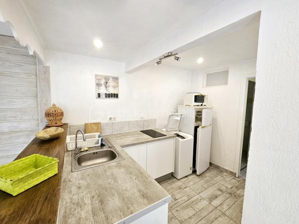 *** SOUS OFFRE ***

Jérôme MIGLIORE vous propose pour BSK Immobilier :

A la  Vente  –  RARE Opportunité - Ensemble immobilier composé de deux maisons avec piscine et accès plage à pied.

Situé dans une Résidence très prisée de Saint François, au calme et sans aucun vis-à-vis, cet ensemble immobilier composé de deux maisons indépendantes de type 3 vous séduira par son environnement privilégié, son fort potentiel et sa proximité immédiate de la plage accessible à pied.
A 5mn de toutes les infrastructures et commerces de Saint-François.

Implanté sur une parcelle arborée et soigneusement entretenue d’environ 885 m² entièrement clôturée, cette propriété est idéale aussi bien pour une résidence principale que pour un investissement locatif rentable.

Les deux maisons sont vendues entièrement meublées et équipées.

La propriété bénéficie d’une belle intimité aucun vis à vis, d’un agréable espace extérieur aménagé avec un carbet ( transats, barbecue..) et d’une superbe piscine en forme de cœur située entre les deux maisons.

Première Maison :
Surface carrez : 41 m²
Surface utile : 77 m²
2 chambres.
Cuisine équipée.
Salle d’eau avec douche et toilettes.
Coin bar ouvert sur la terrasse salon / séjour de 35 m2 environ .
Chauffe-eau solaire et cuve tampon individuelle.

Deuxième Maison :
Surface carrez : 30 m²
Surface utile : 65 m²
2 chambres
Cuisine équipée
Salle d’eau avec douche et toilettes
Terrasse avec Salon / séjour de 28 m2 environ.
Chauffe-eau solaire et cuve tampon individuelle.

Cet ensemble a une surface loi carrez de 70 m2 habitables pour 142 m2 utiles.


Extérieurs et équipements :
Construction béton avec toit béton anticyclonique.
Piscine en forme de cœur.
Douche extérieure.
Carbet en bois au fond du jardin, idéal pour les repas, barbecues et moments de détente.
Volets roulants.
Climatisation et brasseur d'air.
Chauffe-eau solaire.
Cuve tampon eau potable.
Assainissement collectif.
Terrain arboré et entretenu.
Parcelle entièrement clôturée.
Une place de stationnement intérieure.
Stationnement facile dans la résidence.

Diagnostic Performance Energétique réalisé le 13 mai 2026, l'ensemble est classé A.

Vous serez charmés par les nombreuses possibilités offertes par cet ensemble immobilier : résidence familiale, maison de vacances ou projet locatif saisonnier dans un secteur recherché à quelques pas de la plage et des commerces.

Alors n'hésitez pas à me contacter pour de plus amples informations, échanger sur votre projet ou demander la vidéo de cet ensemble immobilier.
Merci de privilégier l'appel ou message WhatsApp pour toutes communications.


A propos de la copropriété :
Pas de procédure en cours.
Nombre de lots : 154