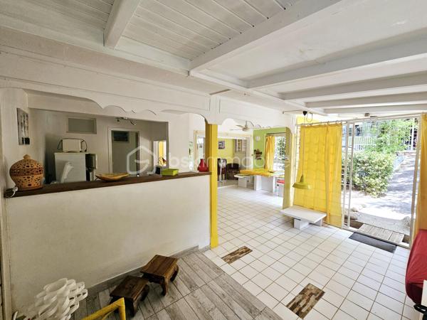 *** SOUS OFFRE ***

Jérôme MIGLIORE vous propose pour BSK Immobilier :

A la  Vente  –  RARE Opportunité - Ensemble immobilier composé de deux maisons avec piscine et accès plage à pied.

Situé dans une Résidence très prisée de Saint François, au calme et sans aucun vis-à-vis, cet ensemble immobilier composé de deux maisons indépendantes de type 3 vous séduira par son environnement privilégié, son fort potentiel et sa proximité immédiate de la plage accessible à pied.
A 5mn de toutes les infrastructures et commerces de Saint-François.

Implanté sur une parcelle arborée et soigneusement entretenue d’environ 885 m² entièrement clôturée, cette propriété est idéale aussi bien pour une résidence principale que pour un investissement locatif rentable.

Les deux maisons sont vendues entièrement meublées et équipées.

La propriété bénéficie d’une belle intimité aucun vis à vis, d’un agréable espace extérieur aménagé avec un carbet ( transats, barbecue..) et d’une superbe piscine en forme de cœur située entre les deux maisons.

Première Maison :
Surface carrez : 41 m²
Surface utile : 77 m²
2 chambres.
Cuisine équipée.
Salle d’eau avec douche et toilettes.
Coin bar ouvert sur la terrasse salon / séjour de 35 m2 environ .
Chauffe-eau solaire et cuve tampon individuelle.

Deuxième Maison :
Surface carrez : 30 m²
Surface utile : 65 m²
2 chambres
Cuisine équipée
Salle d’eau avec douche et toilettes
Terrasse avec Salon / séjour de 28 m2 environ.
Chauffe-eau solaire et cuve tampon individuelle.

Cet ensemble a une surface loi carrez de 70 m2 habitables pour 142 m2 utiles.


Extérieurs et équipements :
Construction béton avec toit béton anticyclonique.
Piscine en forme de cœur.
Douche extérieure.
Carbet en bois au fond du jardin, idéal pour les repas, barbecues et moments de détente.
Volets roulants.
Climatisation et brasseur d'air.
Chauffe-eau solaire.
Cuve tampon eau potable.
Assainissement collectif.
Terrain arboré et entretenu.
Parcelle entièrement clôturée.
Une place de stationnement intérieure.
Stationnement facile dans la résidence.

Diagnostic Performance Energétique réalisé le 13 mai 2026, l'ensemble est classé A.

Vous serez charmés par les nombreuses possibilités offertes par cet ensemble immobilier : résidence familiale, maison de vacances ou projet locatif saisonnier dans un secteur recherché à quelques pas de la plage et des commerces.

Alors n'hésitez pas à me contacter pour de plus amples informations, échanger sur votre projet ou demander la vidéo de cet ensemble immobilier.
Merci de privilégier l'appel ou message WhatsApp pour toutes communications.


A propos de la copropriété :
Pas de procédure en cours.
Nombre de lots : 154