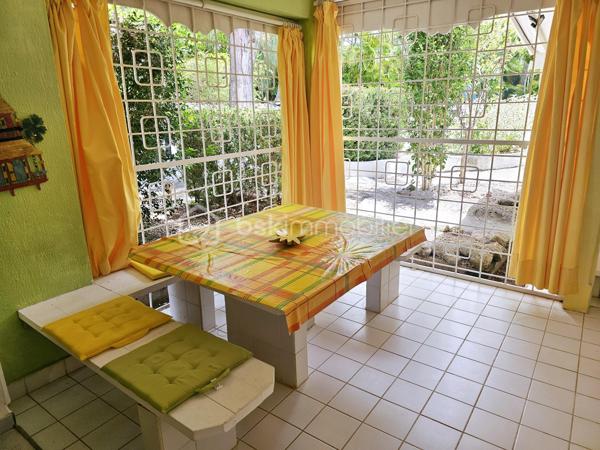 *** SOUS OFFRE ***

Jérôme MIGLIORE vous propose pour BSK Immobilier :

A la  Vente  –  RARE Opportunité - Ensemble immobilier composé de deux maisons avec piscine et accès plage à pied.

Situé dans une Résidence très prisée de Saint François, au calme et sans aucun vis-à-vis, cet ensemble immobilier composé de deux maisons indépendantes de type 3 vous séduira par son environnement privilégié, son fort potentiel et sa proximité immédiate de la plage accessible à pied.
A 5mn de toutes les infrastructures et commerces de Saint-François.

Implanté sur une parcelle arborée et soigneusement entretenue d’environ 885 m² entièrement clôturée, cette propriété est idéale aussi bien pour une résidence principale que pour un investissement locatif rentable.

Les deux maisons sont vendues entièrement meublées et équipées.

La propriété bénéficie d’une belle intimité aucun vis à vis, d’un agréable espace extérieur aménagé avec un carbet ( transats, barbecue..) et d’une superbe piscine en forme de cœur située entre les deux maisons.

Première Maison :
Surface carrez : 41 m²
Surface utile : 77 m²
2 chambres.
Cuisine équipée.
Salle d’eau avec douche et toilettes.
Coin bar ouvert sur la terrasse salon / séjour de 35 m2 environ .
Chauffe-eau solaire et cuve tampon individuelle.

Deuxième Maison :
Surface carrez : 30 m²
Surface utile : 65 m²
2 chambres
Cuisine équipée
Salle d’eau avec douche et toilettes
Terrasse avec Salon / séjour de 28 m2 environ.
Chauffe-eau solaire et cuve tampon individuelle.

Cet ensemble a une surface loi carrez de 70 m2 habitables pour 142 m2 utiles.


Extérieurs et équipements :
Construction béton avec toit béton anticyclonique.
Piscine en forme de cœur.
Douche extérieure.
Carbet en bois au fond du jardin, idéal pour les repas, barbecues et moments de détente.
Volets roulants.
Climatisation et brasseur d'air.
Chauffe-eau solaire.
Cuve tampon eau potable.
Assainissement collectif.
Terrain arboré et entretenu.
Parcelle entièrement clôturée.
Une place de stationnement intérieure.
Stationnement facile dans la résidence.

Diagnostic Performance Energétique réalisé le 13 mai 2026, l'ensemble est classé A.

Vous serez charmés par les nombreuses possibilités offertes par cet ensemble immobilier : résidence familiale, maison de vacances ou projet locatif saisonnier dans un secteur recherché à quelques pas de la plage et des commerces.

Alors n'hésitez pas à me contacter pour de plus amples informations, échanger sur votre projet ou demander la vidéo de cet ensemble immobilier.
Merci de privilégier l'appel ou message WhatsApp pour toutes communications.


A propos de la copropriété :
Pas de procédure en cours.
Nombre de lots : 154