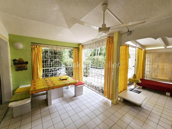 *** SOUS OFFRE ***

Jérôme MIGLIORE vous propose pour BSK Immobilier :

A la  Vente  –  RARE Opportunité - Ensemble immobilier composé de deux maisons avec piscine et accès plage à pied.

Situé dans une Résidence très prisée de Saint François, au calme et sans aucun vis-à-vis, cet ensemble immobilier composé de deux maisons indépendantes de type 3 vous séduira par son environnement privilégié, son fort potentiel et sa proximité immédiate de la plage accessible à pied.
A 5mn de toutes les infrastructures et commerces de Saint-François.

Implanté sur une parcelle arborée et soigneusement entretenue d’environ 885 m² entièrement clôturée, cette propriété est idéale aussi bien pour une résidence principale que pour un investissement locatif rentable.

Les deux maisons sont vendues entièrement meublées et équipées.

La propriété bénéficie d’une belle intimité aucun vis à vis, d’un agréable espace extérieur aménagé avec un carbet ( transats, barbecue..) et d’une superbe piscine en forme de cœur située entre les deux maisons.

Première Maison :
Surface carrez : 41 m²
Surface utile : 77 m²
2 chambres.
Cuisine équipée.
Salle d’eau avec douche et toilettes.
Coin bar ouvert sur la terrasse salon / séjour de 35 m2 environ .
Chauffe-eau solaire et cuve tampon individuelle.

Deuxième Maison :
Surface carrez : 30 m²
Surface utile : 65 m²
2 chambres
Cuisine équipée
Salle d’eau avec douche et toilettes
Terrasse avec Salon / séjour de 28 m2 environ.
Chauffe-eau solaire et cuve tampon individuelle.

Cet ensemble a une surface loi carrez de 70 m2 habitables pour 142 m2 utiles.


Extérieurs et équipements :
Construction béton avec toit béton anticyclonique.
Piscine en forme de cœur.
Douche extérieure.
Carbet en bois au fond du jardin, idéal pour les repas, barbecues et moments de détente.
Volets roulants.
Climatisation et brasseur d'air.
Chauffe-eau solaire.
Cuve tampon eau potable.
Assainissement collectif.
Terrain arboré et entretenu.
Parcelle entièrement clôturée.
Une place de stationnement intérieure.
Stationnement facile dans la résidence.

Diagnostic Performance Energétique réalisé le 13 mai 2026, l'ensemble est classé A.

Vous serez charmés par les nombreuses possibilités offertes par cet ensemble immobilier : résidence familiale, maison de vacances ou projet locatif saisonnier dans un secteur recherché à quelques pas de la plage et des commerces.

Alors n'hésitez pas à me contacter pour de plus amples informations, échanger sur votre projet ou demander la vidéo de cet ensemble immobilier.
Merci de privilégier l'appel ou message WhatsApp pour toutes communications.


A propos de la copropriété :
Pas de procédure en cours.
Nombre de lots : 154