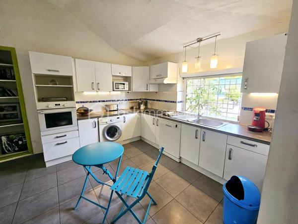 *** SOUS OFFRE ***

Jérôme MIGLIORE vous propose pour BSK Immobilier :

A la  Vente  –  RARE Opportunité - Ensemble immobilier composé de deux maisons avec piscine et accès plage à pied.

Situé dans une Résidence très prisée de Saint François, au calme et sans aucun vis-à-vis, cet ensemble immobilier composé de deux maisons indépendantes de type 3 vous séduira par son environnement privilégié, son fort potentiel et sa proximité immédiate de la plage accessible à pied.
A 5mn de toutes les infrastructures et commerces de Saint-François.

Implanté sur une parcelle arborée et soigneusement entretenue d’environ 885 m² entièrement clôturée, cette propriété est idéale aussi bien pour une résidence principale que pour un investissement locatif rentable.

Les deux maisons sont vendues entièrement meublées et équipées.

La propriété bénéficie d’une belle intimité aucun vis à vis, d’un agréable espace extérieur aménagé avec un carbet ( transats, barbecue..) et d’une superbe piscine en forme de cœur située entre les deux maisons.

Première Maison :
Surface carrez : 41 m²
Surface utile : 77 m²
2 chambres.
Cuisine équipée.
Salle d’eau avec douche et toilettes.
Coin bar ouvert sur la terrasse salon / séjour de 35 m2 environ .
Chauffe-eau solaire et cuve tampon individuelle.

Deuxième Maison :
Surface carrez : 30 m²
Surface utile : 65 m²
2 chambres
Cuisine équipée
Salle d’eau avec douche et toilettes
Terrasse avec Salon / séjour de 28 m2 environ.
Chauffe-eau solaire et cuve tampon individuelle.

Cet ensemble a une surface loi carrez de 70 m2 habitables pour 142 m2 utiles.


Extérieurs et équipements :
Construction béton avec toit béton anticyclonique.
Piscine en forme de cœur.
Douche extérieure.
Carbet en bois au fond du jardin, idéal pour les repas, barbecues et moments de détente.
Volets roulants.
Climatisation et brasseur d'air.
Chauffe-eau solaire.
Cuve tampon eau potable.
Assainissement collectif.
Terrain arboré et entretenu.
Parcelle entièrement clôturée.
Une place de stationnement intérieure.
Stationnement facile dans la résidence.

Diagnostic Performance Energétique réalisé le 13 mai 2026, l'ensemble est classé A.

Vous serez charmés par les nombreuses possibilités offertes par cet ensemble immobilier : résidence familiale, maison de vacances ou projet locatif saisonnier dans un secteur recherché à quelques pas de la plage et des commerces.

Alors n'hésitez pas à me contacter pour de plus amples informations, échanger sur votre projet ou demander la vidéo de cet ensemble immobilier.
Merci de privilégier l'appel ou message WhatsApp pour toutes communications.


A propos de la copropriété :
Pas de procédure en cours.
Nombre de lots : 154