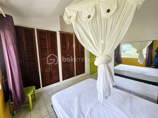 *** SOUS OFFRE ***

Jérôme MIGLIORE vous propose pour BSK Immobilier :

A la  Vente  –  RARE Opportunité - Ensemble immobilier composé de deux maisons avec piscine et accès plage à pied.

Situé dans une Résidence très prisée de Saint François, au calme et sans aucun vis-à-vis, cet ensemble immobilier composé de deux maisons indépendantes de type 3 vous séduira par son environnement privilégié, son fort potentiel et sa proximité immédiate de la plage accessible à pied.
A 5mn de toutes les infrastructures et commerces de Saint-François.

Implanté sur une parcelle arborée et soigneusement entretenue d’environ 885 m² entièrement clôturée, cette propriété est idéale aussi bien pour une résidence principale que pour un investissement locatif rentable.

Les deux maisons sont vendues entièrement meublées et équipées.

La propriété bénéficie d’une belle intimité aucun vis à vis, d’un agréable espace extérieur aménagé avec un carbet ( transats, barbecue..) et d’une superbe piscine en forme de cœur située entre les deux maisons.

Première Maison :
Surface carrez : 41 m²
Surface utile : 77 m²
2 chambres.
Cuisine équipée.
Salle d’eau avec douche et toilettes.
Coin bar ouvert sur la terrasse salon / séjour de 35 m2 environ .
Chauffe-eau solaire et cuve tampon individuelle.

Deuxième Maison :
Surface carrez : 30 m²
Surface utile : 65 m²
2 chambres
Cuisine équipée
Salle d’eau avec douche et toilettes
Terrasse avec Salon / séjour de 28 m2 environ.
Chauffe-eau solaire et cuve tampon individuelle.

Cet ensemble a une surface loi carrez de 70 m2 habitables pour 142 m2 utiles.


Extérieurs et équipements :
Construction béton avec toit béton anticyclonique.
Piscine en forme de cœur.
Douche extérieure.
Carbet en bois au fond du jardin, idéal pour les repas, barbecues et moments de détente.
Volets roulants.
Climatisation et brasseur d'air.
Chauffe-eau solaire.
Cuve tampon eau potable.
Assainissement collectif.
Terrain arboré et entretenu.
Parcelle entièrement clôturée.
Une place de stationnement intérieure.
Stationnement facile dans la résidence.

Diagnostic Performance Energétique réalisé le 13 mai 2026, l'ensemble est classé A.

Vous serez charmés par les nombreuses possibilités offertes par cet ensemble immobilier : résidence familiale, maison de vacances ou projet locatif saisonnier dans un secteur recherché à quelques pas de la plage et des commerces.

Alors n'hésitez pas à me contacter pour de plus amples informations, échanger sur votre projet ou demander la vidéo de cet ensemble immobilier.
Merci de privilégier l'appel ou message WhatsApp pour toutes communications.


A propos de la copropriété :
Pas de procédure en cours.
Nombre de lots : 154