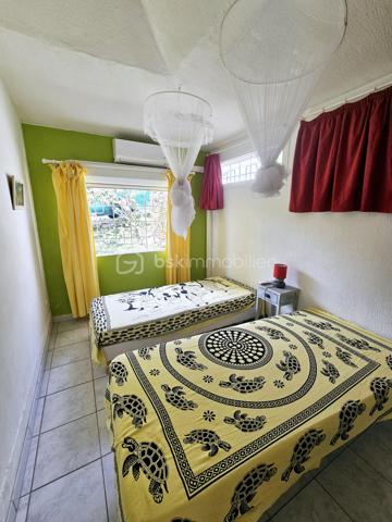 *** SOUS OFFRE ***

Jérôme MIGLIORE vous propose pour BSK Immobilier :

A la  Vente  –  RARE Opportunité - Ensemble immobilier composé de deux maisons avec piscine et accès plage à pied.

Situé dans une Résidence très prisée de Saint François, au calme et sans aucun vis-à-vis, cet ensemble immobilier composé de deux maisons indépendantes de type 3 vous séduira par son environnement privilégié, son fort potentiel et sa proximité immédiate de la plage accessible à pied.
A 5mn de toutes les infrastructures et commerces de Saint-François.

Implanté sur une parcelle arborée et soigneusement entretenue d’environ 885 m² entièrement clôturée, cette propriété est idéale aussi bien pour une résidence principale que pour un investissement locatif rentable.

Les deux maisons sont vendues entièrement meublées et équipées.

La propriété bénéficie d’une belle intimité aucun vis à vis, d’un agréable espace extérieur aménagé avec un carbet ( transats, barbecue..) et d’une superbe piscine en forme de cœur située entre les deux maisons.

Première Maison :
Surface carrez : 41 m²
Surface utile : 77 m²
2 chambres.
Cuisine équipée.
Salle d’eau avec douche et toilettes.
Coin bar ouvert sur la terrasse salon / séjour de 35 m2 environ .
Chauffe-eau solaire et cuve tampon individuelle.

Deuxième Maison :
Surface carrez : 30 m²
Surface utile : 65 m²
2 chambres
Cuisine équipée
Salle d’eau avec douche et toilettes
Terrasse avec Salon / séjour de 28 m2 environ.
Chauffe-eau solaire et cuve tampon individuelle.

Cet ensemble a une surface loi carrez de 70 m2 habitables pour 142 m2 utiles.


Extérieurs et équipements :
Construction béton avec toit béton anticyclonique.
Piscine en forme de cœur.
Douche extérieure.
Carbet en bois au fond du jardin, idéal pour les repas, barbecues et moments de détente.
Volets roulants.
Climatisation et brasseur d'air.
Chauffe-eau solaire.
Cuve tampon eau potable.
Assainissement collectif.
Terrain arboré et entretenu.
Parcelle entièrement clôturée.
Une place de stationnement intérieure.
Stationnement facile dans la résidence.

Diagnostic Performance Energétique réalisé le 13 mai 2026, l'ensemble est classé A.

Vous serez charmés par les nombreuses possibilités offertes par cet ensemble immobilier : résidence familiale, maison de vacances ou projet locatif saisonnier dans un secteur recherché à quelques pas de la plage et des commerces.

Alors n'hésitez pas à me contacter pour de plus amples informations, échanger sur votre projet ou demander la vidéo de cet ensemble immobilier.
Merci de privilégier l'appel ou message WhatsApp pour toutes communications.


A propos de la copropriété :
Pas de procédure en cours.
Nombre de lots : 154