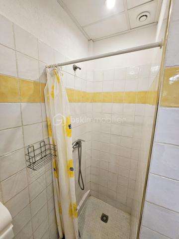 *** SOUS OFFRE ***

Jérôme MIGLIORE vous propose pour BSK Immobilier :

A la  Vente  –  RARE Opportunité - Ensemble immobilier composé de deux maisons avec piscine et accès plage à pied.

Situé dans une Résidence très prisée de Saint François, au calme et sans aucun vis-à-vis, cet ensemble immobilier composé de deux maisons indépendantes de type 3 vous séduira par son environnement privilégié, son fort potentiel et sa proximité immédiate de la plage accessible à pied.
A 5mn de toutes les infrastructures et commerces de Saint-François.

Implanté sur une parcelle arborée et soigneusement entretenue d’environ 885 m² entièrement clôturée, cette propriété est idéale aussi bien pour une résidence principale que pour un investissement locatif rentable.

Les deux maisons sont vendues entièrement meublées et équipées.

La propriété bénéficie d’une belle intimité aucun vis à vis, d’un agréable espace extérieur aménagé avec un carbet ( transats, barbecue..) et d’une superbe piscine en forme de cœur située entre les deux maisons.

Première Maison :
Surface carrez : 41 m²
Surface utile : 77 m²
2 chambres.
Cuisine équipée.
Salle d’eau avec douche et toilettes.
Coin bar ouvert sur la terrasse salon / séjour de 35 m2 environ .
Chauffe-eau solaire et cuve tampon individuelle.

Deuxième Maison :
Surface carrez : 30 m²
Surface utile : 65 m²
2 chambres
Cuisine équipée
Salle d’eau avec douche et toilettes
Terrasse avec Salon / séjour de 28 m2 environ.
Chauffe-eau solaire et cuve tampon individuelle.

Cet ensemble a une surface loi carrez de 70 m2 habitables pour 142 m2 utiles.


Extérieurs et équipements :
Construction béton avec toit béton anticyclonique.
Piscine en forme de cœur.
Douche extérieure.
Carbet en bois au fond du jardin, idéal pour les repas, barbecues et moments de détente.
Volets roulants.
Climatisation et brasseur d'air.
Chauffe-eau solaire.
Cuve tampon eau potable.
Assainissement collectif.
Terrain arboré et entretenu.
Parcelle entièrement clôturée.
Une place de stationnement intérieure.
Stationnement facile dans la résidence.

Diagnostic Performance Energétique réalisé le 13 mai 2026, l'ensemble est classé A.

Vous serez charmés par les nombreuses possibilités offertes par cet ensemble immobilier : résidence familiale, maison de vacances ou projet locatif saisonnier dans un secteur recherché à quelques pas de la plage et des commerces.

Alors n'hésitez pas à me contacter pour de plus amples informations, échanger sur votre projet ou demander la vidéo de cet ensemble immobilier.
Merci de privilégier l'appel ou message WhatsApp pour toutes communications.


A propos de la copropriété :
Pas de procédure en cours.
Nombre de lots : 154