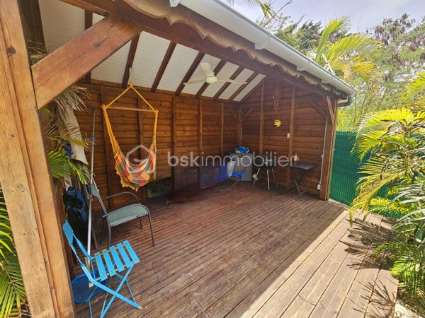 *** SOUS OFFRE ***

Jérôme MIGLIORE vous propose pour BSK Immobilier :

A la  Vente  –  RARE Opportunité - Ensemble immobilier composé de deux maisons avec piscine et accès plage à pied.

Situé dans une Résidence très prisée de Saint François, au calme et sans aucun vis-à-vis, cet ensemble immobilier composé de deux maisons indépendantes de type 3 vous séduira par son environnement privilégié, son fort potentiel et sa proximité immédiate de la plage accessible à pied.
A 5mn de toutes les infrastructures et commerces de Saint-François.

Implanté sur une parcelle arborée et soigneusement entretenue d’environ 885 m² entièrement clôturée, cette propriété est idéale aussi bien pour une résidence principale que pour un investissement locatif rentable.

Les deux maisons sont vendues entièrement meublées et équipées.

La propriété bénéficie d’une belle intimité aucun vis à vis, d’un agréable espace extérieur aménagé avec un carbet ( transats, barbecue..) et d’une superbe piscine en forme de cœur située entre les deux maisons.

Première Maison :
Surface carrez : 41 m²
Surface utile : 77 m²
2 chambres.
Cuisine équipée.
Salle d’eau avec douche et toilettes.
Coin bar ouvert sur la terrasse salon / séjour de 35 m2 environ .
Chauffe-eau solaire et cuve tampon individuelle.

Deuxième Maison :
Surface carrez : 30 m²
Surface utile : 65 m²
2 chambres
Cuisine équipée
Salle d’eau avec douche et toilettes
Terrasse avec Salon / séjour de 28 m2 environ.
Chauffe-eau solaire et cuve tampon individuelle.

Cet ensemble a une surface loi carrez de 70 m2 habitables pour 142 m2 utiles.


Extérieurs et équipements :
Construction béton avec toit béton anticyclonique.
Piscine en forme de cœur.
Douche extérieure.
Carbet en bois au fond du jardin, idéal pour les repas, barbecues et moments de détente.
Volets roulants.
Climatisation et brasseur d'air.
Chauffe-eau solaire.
Cuve tampon eau potable.
Assainissement collectif.
Terrain arboré et entretenu.
Parcelle entièrement clôturée.
Une place de stationnement intérieure.
Stationnement facile dans la résidence.

Diagnostic Performance Energétique réalisé le 13 mai 2026, l'ensemble est classé A.

Vous serez charmés par les nombreuses possibilités offertes par cet ensemble immobilier : résidence familiale, maison de vacances ou projet locatif saisonnier dans un secteur recherché à quelques pas de la plage et des commerces.

Alors n'hésitez pas à me contacter pour de plus amples informations, échanger sur votre projet ou demander la vidéo de cet ensemble immobilier.
Merci de privilégier l'appel ou message WhatsApp pour toutes communications.


A propos de la copropriété :
Pas de procédure en cours.
Nombre de lots : 154