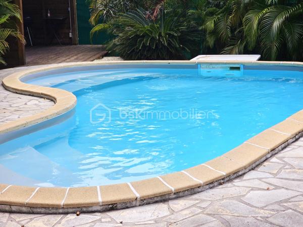*** SOUS OFFRE ***

Jérôme MIGLIORE vous propose pour BSK Immobilier :

A la  Vente  –  RARE Opportunité - Ensemble immobilier composé de deux maisons avec piscine et accès plage à pied.

Situé dans une Résidence très prisée de Saint François, au calme et sans aucun vis-à-vis, cet ensemble immobilier composé de deux maisons indépendantes de type 3 vous séduira par son environnement privilégié, son fort potentiel et sa proximité immédiate de la plage accessible à pied.
A 5mn de toutes les infrastructures et commerces de Saint-François.

Implanté sur une parcelle arborée et soigneusement entretenue d’environ 885 m² entièrement clôturée, cette propriété est idéale aussi bien pour une résidence principale que pour un investissement locatif rentable.

Les deux maisons sont vendues entièrement meublées et équipées.

La propriété bénéficie d’une belle intimité aucun vis à vis, d’un agréable espace extérieur aménagé avec un carbet ( transats, barbecue..) et d’une superbe piscine en forme de cœur située entre les deux maisons.

Première Maison :
Surface carrez : 41 m²
Surface utile : 77 m²
2 chambres.
Cuisine équipée.
Salle d’eau avec douche et toilettes.
Coin bar ouvert sur la terrasse salon / séjour de 35 m2 environ .
Chauffe-eau solaire et cuve tampon individuelle.

Deuxième Maison :
Surface carrez : 30 m²
Surface utile : 65 m²
2 chambres
Cuisine équipée
Salle d’eau avec douche et toilettes
Terrasse avec Salon / séjour de 28 m2 environ.
Chauffe-eau solaire et cuve tampon individuelle.

Cet ensemble a une surface loi carrez de 70 m2 habitables pour 142 m2 utiles.


Extérieurs et équipements :
Construction béton avec toit béton anticyclonique.
Piscine en forme de cœur.
Douche extérieure.
Carbet en bois au fond du jardin, idéal pour les repas, barbecues et moments de détente.
Volets roulants.
Climatisation et brasseur d'air.
Chauffe-eau solaire.
Cuve tampon eau potable.
Assainissement collectif.
Terrain arboré et entretenu.
Parcelle entièrement clôturée.
Une place de stationnement intérieure.
Stationnement facile dans la résidence.

Diagnostic Performance Energétique réalisé le 13 mai 2026, l'ensemble est classé A.

Vous serez charmés par les nombreuses possibilités offertes par cet ensemble immobilier : résidence familiale, maison de vacances ou projet locatif saisonnier dans un secteur recherché à quelques pas de la plage et des commerces.

Alors n'hésitez pas à me contacter pour de plus amples informations, échanger sur votre projet ou demander la vidéo de cet ensemble immobilier.
Merci de privilégier l'appel ou message WhatsApp pour toutes communications.


A propos de la copropriété :
Pas de procédure en cours.
Nombre de lots : 154