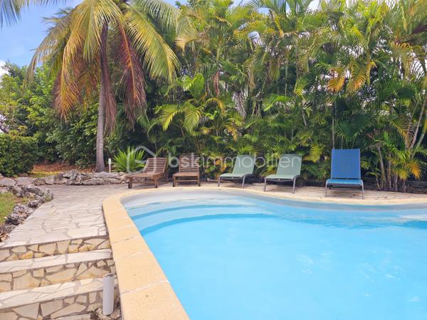 *** SOUS OFFRE ***

Jérôme MIGLIORE vous propose pour BSK Immobilier :

A la  Vente  –  RARE Opportunité - Ensemble immobilier composé de deux maisons avec piscine et accès plage à pied.

Situé dans une Résidence très prisée de Saint François, au calme et sans aucun vis-à-vis, cet ensemble immobilier composé de deux maisons indépendantes de type 3 vous séduira par son environnement privilégié, son fort potentiel et sa proximité immédiate de la plage accessible à pied.
A 5mn de toutes les infrastructures et commerces de Saint-François.

Implanté sur une parcelle arborée et soigneusement entretenue d’environ 885 m² entièrement clôturée, cette propriété est idéale aussi bien pour une résidence principale que pour un investissement locatif rentable.

Les deux maisons sont vendues entièrement meublées et équipées.

La propriété bénéficie d’une belle intimité aucun vis à vis, d’un agréable espace extérieur aménagé avec un carbet ( transats, barbecue..) et d’une superbe piscine en forme de cœur située entre les deux maisons.

Première Maison :
Surface carrez : 41 m²
Surface utile : 77 m²
2 chambres.
Cuisine équipée.
Salle d’eau avec douche et toilettes.
Coin bar ouvert sur la terrasse salon / séjour de 35 m2 environ .
Chauffe-eau solaire et cuve tampon individuelle.

Deuxième Maison :
Surface carrez : 30 m²
Surface utile : 65 m²
2 chambres
Cuisine équipée
Salle d’eau avec douche et toilettes
Terrasse avec Salon / séjour de 28 m2 environ.
Chauffe-eau solaire et cuve tampon individuelle.

Cet ensemble a une surface loi carrez de 70 m2 habitables pour 142 m2 utiles.


Extérieurs et équipements :
Construction béton avec toit béton anticyclonique.
Piscine en forme de cœur.
Douche extérieure.
Carbet en bois au fond du jardin, idéal pour les repas, barbecues et moments de détente.
Volets roulants.
Climatisation et brasseur d'air.
Chauffe-eau solaire.
Cuve tampon eau potable.
Assainissement collectif.
Terrain arboré et entretenu.
Parcelle entièrement clôturée.
Une place de stationnement intérieure.
Stationnement facile dans la résidence.

Diagnostic Performance Energétique réalisé le 13 mai 2026, l'ensemble est classé A.

Vous serez charmés par les nombreuses possibilités offertes par cet ensemble immobilier : résidence familiale, maison de vacances ou projet locatif saisonnier dans un secteur recherché à quelques pas de la plage et des commerces.

Alors n'hésitez pas à me contacter pour de plus amples informations, échanger sur votre projet ou demander la vidéo de cet ensemble immobilier.
Merci de privilégier l'appel ou message WhatsApp pour toutes communications.


A propos de la copropriété :
Pas de procédure en cours.
Nombre de lots : 154