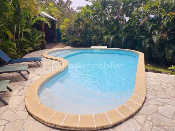 *** SOUS OFFRE ***

Jérôme MIGLIORE vous propose pour BSK Immobilier :

A la  Vente  –  RARE Opportunité - Ensemble immobilier composé de deux maisons avec piscine et accès plage à pied.

Situé dans une Résidence très prisée de Saint François, au calme et sans aucun vis-à-vis, cet ensemble immobilier composé de deux maisons indépendantes de type 3 vous séduira par son environnement privilégié, son fort potentiel et sa proximité immédiate de la plage accessible à pied.
A 5mn de toutes les infrastructures et commerces de Saint-François.

Implanté sur une parcelle arborée et soigneusement entretenue d’environ 885 m² entièrement clôturée, cette propriété est idéale aussi bien pour une résidence principale que pour un investissement locatif rentable.

Les deux maisons sont vendues entièrement meublées et équipées.

La propriété bénéficie d’une belle intimité aucun vis à vis, d’un agréable espace extérieur aménagé avec un carbet ( transats, barbecue..) et d’une superbe piscine en forme de cœur située entre les deux maisons.

Première Maison :
Surface carrez : 41 m²
Surface utile : 77 m²
2 chambres.
Cuisine équipée.
Salle d’eau avec douche et toilettes.
Coin bar ouvert sur la terrasse salon / séjour de 35 m2 environ .
Chauffe-eau solaire et cuve tampon individuelle.

Deuxième Maison :
Surface carrez : 30 m²
Surface utile : 65 m²
2 chambres
Cuisine équipée
Salle d’eau avec douche et toilettes
Terrasse avec Salon / séjour de 28 m2 environ.
Chauffe-eau solaire et cuve tampon individuelle.

Cet ensemble a une surface loi carrez de 70 m2 habitables pour 142 m2 utiles.


Extérieurs et équipements :
Construction béton avec toit béton anticyclonique.
Piscine en forme de cœur.
Douche extérieure.
Carbet en bois au fond du jardin, idéal pour les repas, barbecues et moments de détente.
Volets roulants.
Climatisation et brasseur d'air.
Chauffe-eau solaire.
Cuve tampon eau potable.
Assainissement collectif.
Terrain arboré et entretenu.
Parcelle entièrement clôturée.
Une place de stationnement intérieure.
Stationnement facile dans la résidence.

Diagnostic Performance Energétique réalisé le 13 mai 2026, l'ensemble est classé A.

Vous serez charmés par les nombreuses possibilités offertes par cet ensemble immobilier : résidence familiale, maison de vacances ou projet locatif saisonnier dans un secteur recherché à quelques pas de la plage et des commerces.

Alors n'hésitez pas à me contacter pour de plus amples informations, échanger sur votre projet ou demander la vidéo de cet ensemble immobilier.
Merci de privilégier l'appel ou message WhatsApp pour toutes communications.


A propos de la copropriété :
Pas de procédure en cours.
Nombre de lots : 154