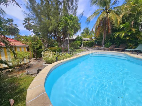 *** SOUS OFFRE ***

Jérôme MIGLIORE vous propose pour BSK Immobilier :

A la  Vente  –  RARE Opportunité - Ensemble immobilier composé de deux maisons avec piscine et accès plage à pied.

Situé dans une Résidence très prisée de Saint François, au calme et sans aucun vis-à-vis, cet ensemble immobilier composé de deux maisons indépendantes de type 3 vous séduira par son environnement privilégié, son fort potentiel et sa proximité immédiate de la plage accessible à pied.
A 5mn de toutes les infrastructures et commerces de Saint-François.

Implanté sur une parcelle arborée et soigneusement entretenue d’environ 885 m² entièrement clôturée, cette propriété est idéale aussi bien pour une résidence principale que pour un investissement locatif rentable.

Les deux maisons sont vendues entièrement meublées et équipées.

La propriété bénéficie d’une belle intimité aucun vis à vis, d’un agréable espace extérieur aménagé avec un carbet ( transats, barbecue..) et d’une superbe piscine en forme de cœur située entre les deux maisons.

Première Maison :
Surface carrez : 41 m²
Surface utile : 77 m²
2 chambres.
Cuisine équipée.
Salle d’eau avec douche et toilettes.
Coin bar ouvert sur la terrasse salon / séjour de 35 m2 environ .
Chauffe-eau solaire et cuve tampon individuelle.

Deuxième Maison :
Surface carrez : 30 m²
Surface utile : 65 m²
2 chambres
Cuisine équipée
Salle d’eau avec douche et toilettes
Terrasse avec Salon / séjour de 28 m2 environ.
Chauffe-eau solaire et cuve tampon individuelle.

Cet ensemble a une surface loi carrez de 70 m2 habitables pour 142 m2 utiles.


Extérieurs et équipements :
Construction béton avec toit béton anticyclonique.
Piscine en forme de cœur.
Douche extérieure.
Carbet en bois au fond du jardin, idéal pour les repas, barbecues et moments de détente.
Volets roulants.
Climatisation et brasseur d'air.
Chauffe-eau solaire.
Cuve tampon eau potable.
Assainissement collectif.
Terrain arboré et entretenu.
Parcelle entièrement clôturée.
Une place de stationnement intérieure.
Stationnement facile dans la résidence.

Diagnostic Performance Energétique réalisé le 13 mai 2026, l'ensemble est classé A.

Vous serez charmés par les nombreuses possibilités offertes par cet ensemble immobilier : résidence familiale, maison de vacances ou projet locatif saisonnier dans un secteur recherché à quelques pas de la plage et des commerces.

Alors n'hésitez pas à me contacter pour de plus amples informations, échanger sur votre projet ou demander la vidéo de cet ensemble immobilier.
Merci de privilégier l'appel ou message WhatsApp pour toutes communications.


A propos de la copropriété :
Pas de procédure en cours.
Nombre de lots : 154