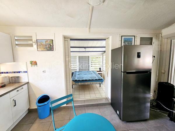 *** SOUS OFFRE ***

Jérôme MIGLIORE vous propose pour BSK Immobilier :

A la  Vente  –  RARE Opportunité - Ensemble immobilier composé de deux maisons avec piscine et accès plage à pied.

Situé dans une Résidence très prisée de Saint François, au calme et sans aucun vis-à-vis, cet ensemble immobilier composé de deux maisons indépendantes de type 3 vous séduira par son environnement privilégié, son fort potentiel et sa proximité immédiate de la plage accessible à pied.
A 5mn de toutes les infrastructures et commerces de Saint-François.

Implanté sur une parcelle arborée et soigneusement entretenue d’environ 885 m² entièrement clôturée, cette propriété est idéale aussi bien pour une résidence principale que pour un investissement locatif rentable.

Les deux maisons sont vendues entièrement meublées et équipées.

La propriété bénéficie d’une belle intimité aucun vis à vis, d’un agréable espace extérieur aménagé avec un carbet ( transats, barbecue..) et d’une superbe piscine en forme de cœur située entre les deux maisons.

Première Maison :
Surface carrez : 41 m²
Surface utile : 77 m²
2 chambres.
Cuisine équipée.
Salle d’eau avec douche et toilettes.
Coin bar ouvert sur la terrasse salon / séjour de 35 m2 environ .
Chauffe-eau solaire et cuve tampon individuelle.

Deuxième Maison :
Surface carrez : 30 m²
Surface utile : 65 m²
2 chambres
Cuisine équipée
Salle d’eau avec douche et toilettes
Terrasse avec Salon / séjour de 28 m2 environ.
Chauffe-eau solaire et cuve tampon individuelle.

Cet ensemble a une surface loi carrez de 70 m2 habitables pour 142 m2 utiles.


Extérieurs et équipements :
Construction béton avec toit béton anticyclonique.
Piscine en forme de cœur.
Douche extérieure.
Carbet en bois au fond du jardin, idéal pour les repas, barbecues et moments de détente.
Volets roulants.
Climatisation et brasseur d'air.
Chauffe-eau solaire.
Cuve tampon eau potable.
Assainissement collectif.
Terrain arboré et entretenu.
Parcelle entièrement clôturée.
Une place de stationnement intérieure.
Stationnement facile dans la résidence.

Diagnostic Performance Energétique réalisé le 13 mai 2026, l'ensemble est classé A.

Vous serez charmés par les nombreuses possibilités offertes par cet ensemble immobilier : résidence familiale, maison de vacances ou projet locatif saisonnier dans un secteur recherché à quelques pas de la plage et des commerces.

Alors n'hésitez pas à me contacter pour de plus amples informations, échanger sur votre projet ou demander la vidéo de cet ensemble immobilier.
Merci de privilégier l'appel ou message WhatsApp pour toutes communications.


A propos de la copropriété :
Pas de procédure en cours.
Nombre de lots : 154