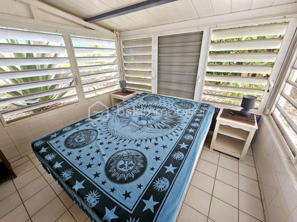 *** SOUS OFFRE ***

Jérôme MIGLIORE vous propose pour BSK Immobilier :

A la  Vente  –  RARE Opportunité - Ensemble immobilier composé de deux maisons avec piscine et accès plage à pied.

Situé dans une Résidence très prisée de Saint François, au calme et sans aucun vis-à-vis, cet ensemble immobilier composé de deux maisons indépendantes de type 3 vous séduira par son environnement privilégié, son fort potentiel et sa proximité immédiate de la plage accessible à pied.
A 5mn de toutes les infrastructures et commerces de Saint-François.

Implanté sur une parcelle arborée et soigneusement entretenue d’environ 885 m² entièrement clôturée, cette propriété est idéale aussi bien pour une résidence principale que pour un investissement locatif rentable.

Les deux maisons sont vendues entièrement meublées et équipées.

La propriété bénéficie d’une belle intimité aucun vis à vis, d’un agréable espace extérieur aménagé avec un carbet ( transats, barbecue..) et d’une superbe piscine en forme de cœur située entre les deux maisons.

Première Maison :
Surface carrez : 41 m²
Surface utile : 77 m²
2 chambres.
Cuisine équipée.
Salle d’eau avec douche et toilettes.
Coin bar ouvert sur la terrasse salon / séjour de 35 m2 environ .
Chauffe-eau solaire et cuve tampon individuelle.

Deuxième Maison :
Surface carrez : 30 m²
Surface utile : 65 m²
2 chambres
Cuisine équipée
Salle d’eau avec douche et toilettes
Terrasse avec Salon / séjour de 28 m2 environ.
Chauffe-eau solaire et cuve tampon individuelle.

Cet ensemble a une surface loi carrez de 70 m2 habitables pour 142 m2 utiles.


Extérieurs et équipements :
Construction béton avec toit béton anticyclonique.
Piscine en forme de cœur.
Douche extérieure.
Carbet en bois au fond du jardin, idéal pour les repas, barbecues et moments de détente.
Volets roulants.
Climatisation et brasseur d'air.
Chauffe-eau solaire.
Cuve tampon eau potable.
Assainissement collectif.
Terrain arboré et entretenu.
Parcelle entièrement clôturée.
Une place de stationnement intérieure.
Stationnement facile dans la résidence.

Diagnostic Performance Energétique réalisé le 13 mai 2026, l'ensemble est classé A.

Vous serez charmés par les nombreuses possibilités offertes par cet ensemble immobilier : résidence familiale, maison de vacances ou projet locatif saisonnier dans un secteur recherché à quelques pas de la plage et des commerces.

Alors n'hésitez pas à me contacter pour de plus amples informations, échanger sur votre projet ou demander la vidéo de cet ensemble immobilier.
Merci de privilégier l'appel ou message WhatsApp pour toutes communications.


A propos de la copropriété :
Pas de procédure en cours.
Nombre de lots : 154