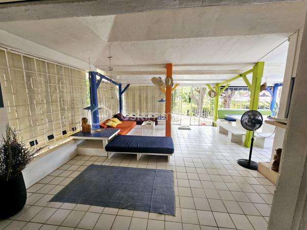 *** SOUS OFFRE ***

Jérôme MIGLIORE vous propose pour BSK Immobilier :

A la  Vente  –  RARE Opportunité - Ensemble immobilier composé de deux maisons avec piscine et accès plage à pied.

Situé dans une Résidence très prisée de Saint François, au calme et sans aucun vis-à-vis, cet ensemble immobilier composé de deux maisons indépendantes de type 3 vous séduira par son environnement privilégié, son fort potentiel et sa proximité immédiate de la plage accessible à pied.
A 5mn de toutes les infrastructures et commerces de Saint-François.

Implanté sur une parcelle arborée et soigneusement entretenue d’environ 885 m² entièrement clôturée, cette propriété est idéale aussi bien pour une résidence principale que pour un investissement locatif rentable.

Les deux maisons sont vendues entièrement meublées et équipées.

La propriété bénéficie d’une belle intimité aucun vis à vis, d’un agréable espace extérieur aménagé avec un carbet ( transats, barbecue..) et d’une superbe piscine en forme de cœur située entre les deux maisons.

Première Maison :
Surface carrez : 41 m²
Surface utile : 77 m²
2 chambres.
Cuisine équipée.
Salle d’eau avec douche et toilettes.
Coin bar ouvert sur la terrasse salon / séjour de 35 m2 environ .
Chauffe-eau solaire et cuve tampon individuelle.

Deuxième Maison :
Surface carrez : 30 m²
Surface utile : 65 m²
2 chambres
Cuisine équipée
Salle d’eau avec douche et toilettes
Terrasse avec Salon / séjour de 28 m2 environ.
Chauffe-eau solaire et cuve tampon individuelle.

Cet ensemble a une surface loi carrez de 70 m2 habitables pour 142 m2 utiles.


Extérieurs et équipements :
Construction béton avec toit béton anticyclonique.
Piscine en forme de cœur.
Douche extérieure.
Carbet en bois au fond du jardin, idéal pour les repas, barbecues et moments de détente.
Volets roulants.
Climatisation et brasseur d'air.
Chauffe-eau solaire.
Cuve tampon eau potable.
Assainissement collectif.
Terrain arboré et entretenu.
Parcelle entièrement clôturée.
Une place de stationnement intérieure.
Stationnement facile dans la résidence.

Diagnostic Performance Energétique réalisé le 13 mai 2026, l'ensemble est classé A.

Vous serez charmés par les nombreuses possibilités offertes par cet ensemble immobilier : résidence familiale, maison de vacances ou projet locatif saisonnier dans un secteur recherché à quelques pas de la plage et des commerces.

Alors n'hésitez pas à me contacter pour de plus amples informations, échanger sur votre projet ou demander la vidéo de cet ensemble immobilier.
Merci de privilégier l'appel ou message WhatsApp pour toutes communications.


A propos de la copropriété :
Pas de procédure en cours.
Nombre de lots : 154