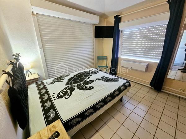 *** SOUS OFFRE ***

Jérôme MIGLIORE vous propose pour BSK Immobilier :

A la  Vente  –  RARE Opportunité - Ensemble immobilier composé de deux maisons avec piscine et accès plage à pied.

Situé dans une Résidence très prisée de Saint François, au calme et sans aucun vis-à-vis, cet ensemble immobilier composé de deux maisons indépendantes de type 3 vous séduira par son environnement privilégié, son fort potentiel et sa proximité immédiate de la plage accessible à pied.
A 5mn de toutes les infrastructures et commerces de Saint-François.

Implanté sur une parcelle arborée et soigneusement entretenue d’environ 885 m² entièrement clôturée, cette propriété est idéale aussi bien pour une résidence principale que pour un investissement locatif rentable.

Les deux maisons sont vendues entièrement meublées et équipées.

La propriété bénéficie d’une belle intimité aucun vis à vis, d’un agréable espace extérieur aménagé avec un carbet ( transats, barbecue..) et d’une superbe piscine en forme de cœur située entre les deux maisons.

Première Maison :
Surface carrez : 41 m²
Surface utile : 77 m²
2 chambres.
Cuisine équipée.
Salle d’eau avec douche et toilettes.
Coin bar ouvert sur la terrasse salon / séjour de 35 m2 environ .
Chauffe-eau solaire et cuve tampon individuelle.

Deuxième Maison :
Surface carrez : 30 m²
Surface utile : 65 m²
2 chambres
Cuisine équipée
Salle d’eau avec douche et toilettes
Terrasse avec Salon / séjour de 28 m2 environ.
Chauffe-eau solaire et cuve tampon individuelle.

Cet ensemble a une surface loi carrez de 70 m2 habitables pour 142 m2 utiles.


Extérieurs et équipements :
Construction béton avec toit béton anticyclonique.
Piscine en forme de cœur.
Douche extérieure.
Carbet en bois au fond du jardin, idéal pour les repas, barbecues et moments de détente.
Volets roulants.
Climatisation et brasseur d'air.
Chauffe-eau solaire.
Cuve tampon eau potable.
Assainissement collectif.
Terrain arboré et entretenu.
Parcelle entièrement clôturée.
Une place de stationnement intérieure.
Stationnement facile dans la résidence.

Diagnostic Performance Energétique réalisé le 13 mai 2026, l'ensemble est classé A.

Vous serez charmés par les nombreuses possibilités offertes par cet ensemble immobilier : résidence familiale, maison de vacances ou projet locatif saisonnier dans un secteur recherché à quelques pas de la plage et des commerces.

Alors n'hésitez pas à me contacter pour de plus amples informations, échanger sur votre projet ou demander la vidéo de cet ensemble immobilier.
Merci de privilégier l'appel ou message WhatsApp pour toutes communications.


A propos de la copropriété :
Pas de procédure en cours.
Nombre de lots : 154
