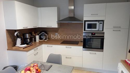 🏔️ Votre refuge montagnard lumineux à La Bresse
Appartement T3 – 2 chambres – Plein sud – Cave – Petite copropriété calme (12 lots)
✨ Ce qui fait la différence
    Lumière naturelle toute la journée grâce à une pièce à vivre exposée plein sud – idéal pour le moral et le bien-être.
2 chambres fonctionnelles, parfaites pour une famille, des amis ou une activité en télétravail.
Cuisine séparée, pratique et facile à organiser selon vos rituels du quotidien.
Salle d’eau + WC séparés : un vrai confort d’usage, rare dans cette gamme.
Cave privative : stockage, vélo, matériel de ski ou de randonnée – tout est pensé.
Copropriété de seulement 12 appartements : calme, esprit de village, charges maîtrisées.
🧠 Pourquoi ce bien “clique” immédiatement
    Exposition sud = lumière, chaleur passive, sensation d’espace et d’énergie positive.
Distribution claire (entrée, cuisine, séjour, 2 chambres, sdb, WC) = cerveau rassuré, pas de perte d’énergie mentale à imaginer les flux.
Petite copropriété = sentiment d’appartenance, sécurité, tranquillité – un vrai cocon vosgien.
    Cave + organisation optimale = projection immédiate dans la vie quotidienne (ski, randonnée, rangement, projets).
📍 Situation à La Bresse
Au cœur des Vosges, à proximité des commerces, des sentiers de randonnée, des pistes de ski et des lacs. Un cadre naturel exceptionnel pour allier qualité de vie, sport et détente – cohérent avec vos valeurs de bien-être et de nature.