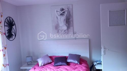 🏔️ Votre refuge montagnard lumineux à La Bresse
Appartement T3 – 2 chambres – Plein sud – Cave – Petite copropriété calme (12 lots)
✨ Ce qui fait la différence
    Lumière naturelle toute la journée grâce à une pièce à vivre exposée plein sud – idéal pour le moral et le bien-être.
2 chambres fonctionnelles, parfaites pour une famille, des amis ou une activité en télétravail.
Cuisine séparée, pratique et facile à organiser selon vos rituels du quotidien.
Salle d’eau + WC séparés : un vrai confort d’usage, rare dans cette gamme.
Cave privative : stockage, vélo, matériel de ski ou de randonnée – tout est pensé.
Copropriété de seulement 12 appartements : calme, esprit de village, charges maîtrisées.
🧠 Pourquoi ce bien “clique” immédiatement
    Exposition sud = lumière, chaleur passive, sensation d’espace et d’énergie positive.
Distribution claire (entrée, cuisine, séjour, 2 chambres, sdb, WC) = cerveau rassuré, pas de perte d’énergie mentale à imaginer les flux.
Petite copropriété = sentiment d’appartenance, sécurité, tranquillité – un vrai cocon vosgien.
    Cave + organisation optimale = projection immédiate dans la vie quotidienne (ski, randonnée, rangement, projets).
📍 Situation à La Bresse
Au cœur des Vosges, à proximité des commerces, des sentiers de randonnée, des pistes de ski et des lacs. Un cadre naturel exceptionnel pour allier qualité de vie, sport et détente – cohérent avec vos valeurs de bien-être et de nature.