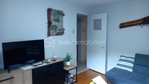 🏔️ Votre refuge montagnard lumineux à La Bresse
Appartement T3 – 2 chambres – Plein sud – Cave – Petite copropriété calme (12 lots)
✨ Ce qui fait la différence
    Lumière naturelle toute la journée grâce à une pièce à vivre exposée plein sud – idéal pour le moral et le bien-être.
2 chambres fonctionnelles, parfaites pour une famille, des amis ou une activité en télétravail.
Cuisine séparée, pratique et facile à organiser selon vos rituels du quotidien.
Salle d’eau + WC séparés : un vrai confort d’usage, rare dans cette gamme.
Cave privative : stockage, vélo, matériel de ski ou de randonnée – tout est pensé.
Copropriété de seulement 12 appartements : calme, esprit de village, charges maîtrisées.
🧠 Pourquoi ce bien “clique” immédiatement
    Exposition sud = lumière, chaleur passive, sensation d’espace et d’énergie positive.
Distribution claire (entrée, cuisine, séjour, 2 chambres, sdb, WC) = cerveau rassuré, pas de perte d’énergie mentale à imaginer les flux.
Petite copropriété = sentiment d’appartenance, sécurité, tranquillité – un vrai cocon vosgien.
    Cave + organisation optimale = projection immédiate dans la vie quotidienne (ski, randonnée, rangement, projets).
📍 Situation à La Bresse
Au cœur des Vosges, à proximité des commerces, des sentiers de randonnée, des pistes de ski et des lacs. Un cadre naturel exceptionnel pour allier qualité de vie, sport et détente – cohérent avec vos valeurs de bien-être et de nature.