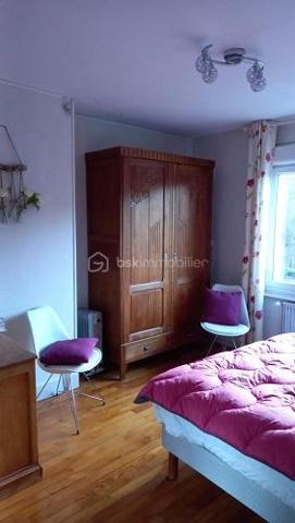 🏔️ Votre refuge montagnard lumineux à La Bresse
Appartement T3 – 2 chambres – Plein sud – Cave – Petite copropriété calme (12 lots)
✨ Ce qui fait la différence
    Lumière naturelle toute la journée grâce à une pièce à vivre exposée plein sud – idéal pour le moral et le bien-être.
2 chambres fonctionnelles, parfaites pour une famille, des amis ou une activité en télétravail.
Cuisine séparée, pratique et facile à organiser selon vos rituels du quotidien.
Salle d’eau + WC séparés : un vrai confort d’usage, rare dans cette gamme.
Cave privative : stockage, vélo, matériel de ski ou de randonnée – tout est pensé.
Copropriété de seulement 12 appartements : calme, esprit de village, charges maîtrisées.
🧠 Pourquoi ce bien “clique” immédiatement
    Exposition sud = lumière, chaleur passive, sensation d’espace et d’énergie positive.
Distribution claire (entrée, cuisine, séjour, 2 chambres, sdb, WC) = cerveau rassuré, pas de perte d’énergie mentale à imaginer les flux.
Petite copropriété = sentiment d’appartenance, sécurité, tranquillité – un vrai cocon vosgien.
    Cave + organisation optimale = projection immédiate dans la vie quotidienne (ski, randonnée, rangement, projets).
📍 Situation à La Bresse
Au cœur des Vosges, à proximité des commerces, des sentiers de randonnée, des pistes de ski et des lacs. Un cadre naturel exceptionnel pour allier qualité de vie, sport et détente – cohérent avec vos valeurs de bien-être et de nature.