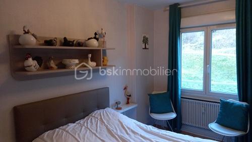 🏔️ Votre refuge montagnard lumineux à La Bresse
Appartement T3 – 2 chambres – Plein sud – Cave – Petite copropriété calme (12 lots)
✨ Ce qui fait la différence
    Lumière naturelle toute la journée grâce à une pièce à vivre exposée plein sud – idéal pour le moral et le bien-être.
2 chambres fonctionnelles, parfaites pour une famille, des amis ou une activité en télétravail.
Cuisine séparée, pratique et facile à organiser selon vos rituels du quotidien.
Salle d’eau + WC séparés : un vrai confort d’usage, rare dans cette gamme.
Cave privative : stockage, vélo, matériel de ski ou de randonnée – tout est pensé.
Copropriété de seulement 12 appartements : calme, esprit de village, charges maîtrisées.
🧠 Pourquoi ce bien “clique” immédiatement
    Exposition sud = lumière, chaleur passive, sensation d’espace et d’énergie positive.
Distribution claire (entrée, cuisine, séjour, 2 chambres, sdb, WC) = cerveau rassuré, pas de perte d’énergie mentale à imaginer les flux.
Petite copropriété = sentiment d’appartenance, sécurité, tranquillité – un vrai cocon vosgien.
    Cave + organisation optimale = projection immédiate dans la vie quotidienne (ski, randonnée, rangement, projets).
📍 Situation à La Bresse
Au cœur des Vosges, à proximité des commerces, des sentiers de randonnée, des pistes de ski et des lacs. Un cadre naturel exceptionnel pour allier qualité de vie, sport et détente – cohérent avec vos valeurs de bien-être et de nature.