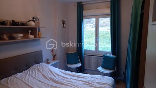 🏔️ Votre refuge montagnard lumineux à La Bresse
Appartement T3 – 2 chambres – Plein sud – Cave – Petite copropriété calme (12 lots)
✨ Ce qui fait la différence
    Lumière naturelle toute la journée grâce à une pièce à vivre exposée plein sud – idéal pour le moral et le bien-être.
2 chambres fonctionnelles, parfaites pour une famille, des amis ou une activité en télétravail.
Cuisine séparée, pratique et facile à organiser selon vos rituels du quotidien.
Salle d’eau + WC séparés : un vrai confort d’usage, rare dans cette gamme.
Cave privative : stockage, vélo, matériel de ski ou de randonnée – tout est pensé.
Copropriété de seulement 12 appartements : calme, esprit de village, charges maîtrisées.
🧠 Pourquoi ce bien “clique” immédiatement
    Exposition sud = lumière, chaleur passive, sensation d’espace et d’énergie positive.
Distribution claire (entrée, cuisine, séjour, 2 chambres, sdb, WC) = cerveau rassuré, pas de perte d’énergie mentale à imaginer les flux.
Petite copropriété = sentiment d’appartenance, sécurité, tranquillité – un vrai cocon vosgien.
    Cave + organisation optimale = projection immédiate dans la vie quotidienne (ski, randonnée, rangement, projets).
📍 Situation à La Bresse
Au cœur des Vosges, à proximité des commerces, des sentiers de randonnée, des pistes de ski et des lacs. Un cadre naturel exceptionnel pour allier qualité de vie, sport et détente – cohérent avec vos valeurs de bien-être et de nature.