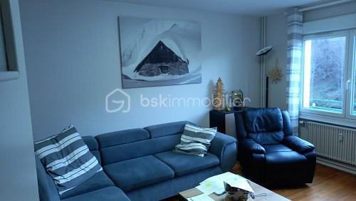 🏔️ Votre refuge montagnard lumineux à La Bresse
Appartement T3 – 2 chambres – Plein sud – Cave – Petite copropriété calme (12 lots)
✨ Ce qui fait la différence
    Lumière naturelle toute la journée grâce à une pièce à vivre exposée plein sud – idéal pour le moral et le bien-être.
2 chambres fonctionnelles, parfaites pour une famille, des amis ou une activité en télétravail.
Cuisine séparée, pratique et facile à organiser selon vos rituels du quotidien.
Salle d’eau + WC séparés : un vrai confort d’usage, rare dans cette gamme.
Cave privative : stockage, vélo, matériel de ski ou de randonnée – tout est pensé.
Copropriété de seulement 12 appartements : calme, esprit de village, charges maîtrisées.
🧠 Pourquoi ce bien “clique” immédiatement
    Exposition sud = lumière, chaleur passive, sensation d’espace et d’énergie positive.
Distribution claire (entrée, cuisine, séjour, 2 chambres, sdb, WC) = cerveau rassuré, pas de perte d’énergie mentale à imaginer les flux.
Petite copropriété = sentiment d’appartenance, sécurité, tranquillité – un vrai cocon vosgien.
    Cave + organisation optimale = projection immédiate dans la vie quotidienne (ski, randonnée, rangement, projets).
📍 Situation à La Bresse
Au cœur des Vosges, à proximité des commerces, des sentiers de randonnée, des pistes de ski et des lacs. Un cadre naturel exceptionnel pour allier qualité de vie, sport et détente – cohérent avec vos valeurs de bien-être et de nature.