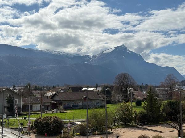 ensoleillement maximum, vue imprenable sur les montagnes et proche de toutes les commodités