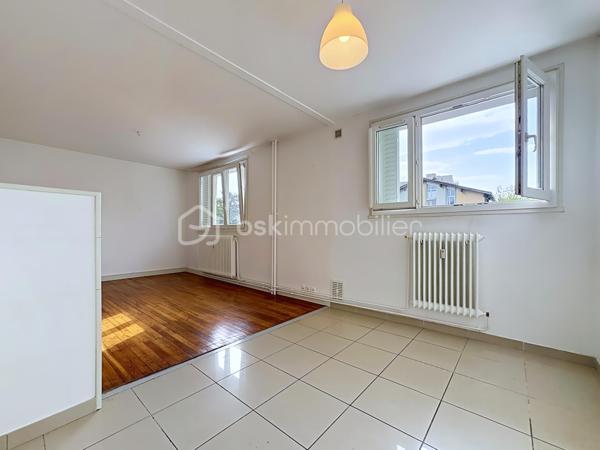 Grenoble – 62 Avenue Léon Blum
À découvrir, cet appartement T3 de 55,30 m², libre de toute occupation, situé en rez-de-chaussée d’une résidence fermée et sécurisée.
Fonctionnel et bien agencé, il se compose d’une pièce de vie, de deux chambres dont une avec placard, d’une salle de bains avec baignoire et d’un WC indépendant.
Exposé Sud-Ouest, l’appartement bénéficie de fenêtres en double vitrage PVC et du chauffage collectif avec répartiteurs individuels.
Pour compléter le tout, vous profiterez d’une cave en sous-sol, d’un local à vélos ainsi que d’un stationnement gratuit réservé aux résidents au sein de la copropriété.
LES + DU BIEN
✓ 55,30 m² avec 2 chambres
✓ Exposition Sud-Ouest
✓ Double vitrage PVC
✓ Résidence fermée avec accès par code et badge
✓ Parking résident gratuit
✓ Cave + local à vélos
✓ Chauffage collectif et eau froide compris dans les charges
✓ Appartement libre de toute occupation
Cet appartement conviendra aussi bien à des acquéreurs souhaitant en faire leur résidence principale qu’à un projet d’investissement locatif.
Pour les investisseurs, le loyer potentiel est estimé à environ 780 € charges comprises/mois, soit environ 630 € hors charges + 150 € de charges, représentant une rentabilité brute potentielle d’environ 8,4 %.
Charges de copropriété : 2 435 €/an, dont environ 1 805 € de charges récupérables.
Taxe foncière : 1 405 €/an.
📞 Contactez-nous pour plus d’informations ou pour organiser une visite.