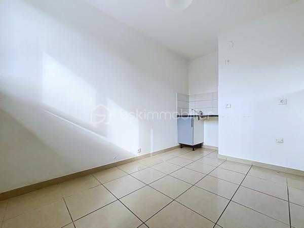 Grenoble – 62 Avenue Léon Blum
À découvrir, cet appartement T3 de 55,30 m², libre de toute occupation, situé en rez-de-chaussée d’une résidence fermée et sécurisée.
Fonctionnel et bien agencé, il se compose d’une pièce de vie, de deux chambres dont une avec placard, d’une salle de bains avec baignoire et d’un WC indépendant.
Exposé Sud-Ouest, l’appartement bénéficie de fenêtres en double vitrage PVC et du chauffage collectif avec répartiteurs individuels.
Pour compléter le tout, vous profiterez d’une cave en sous-sol, d’un local à vélos ainsi que d’un stationnement gratuit réservé aux résidents au sein de la copropriété.
LES + DU BIEN
✓ 55,30 m² avec 2 chambres
✓ Exposition Sud-Ouest
✓ Double vitrage PVC
✓ Résidence fermée avec accès par code et badge
✓ Parking résident gratuit
✓ Cave + local à vélos
✓ Chauffage collectif et eau froide compris dans les charges
✓ Appartement libre de toute occupation
Cet appartement conviendra aussi bien à des acquéreurs souhaitant en faire leur résidence principale qu’à un projet d’investissement locatif.
Pour les investisseurs, le loyer potentiel est estimé à environ 780 € charges comprises/mois, soit environ 630 € hors charges + 150 € de charges, représentant une rentabilité brute potentielle d’environ 8,4 %.
Charges de copropriété : 2 435 €/an, dont environ 1 805 € de charges récupérables.
Taxe foncière : 1 405 €/an.
📞 Contactez-nous pour plus d’informations ou pour organiser une visite.