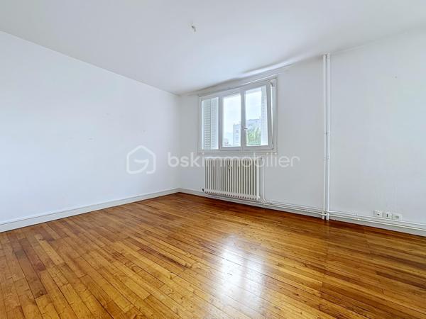 Grenoble – 62 Avenue Léon Blum
À découvrir, cet appartement T3 de 55,30 m², libre de toute occupation, situé en rez-de-chaussée d’une résidence fermée et sécurisée.
Fonctionnel et bien agencé, il se compose d’une pièce de vie, de deux chambres dont une avec placard, d’une salle de bains avec baignoire et d’un WC indépendant.
Exposé Sud-Ouest, l’appartement bénéficie de fenêtres en double vitrage PVC et du chauffage collectif avec répartiteurs individuels.
Pour compléter le tout, vous profiterez d’une cave en sous-sol, d’un local à vélos ainsi que d’un stationnement gratuit réservé aux résidents au sein de la copropriété.
LES + DU BIEN
✓ 55,30 m² avec 2 chambres
✓ Exposition Sud-Ouest
✓ Double vitrage PVC
✓ Résidence fermée avec accès par code et badge
✓ Parking résident gratuit
✓ Cave + local à vélos
✓ Chauffage collectif et eau froide compris dans les charges
✓ Appartement libre de toute occupation
Cet appartement conviendra aussi bien à des acquéreurs souhaitant en faire leur résidence principale qu’à un projet d’investissement locatif.
Pour les investisseurs, le loyer potentiel est estimé à environ 780 € charges comprises/mois, soit environ 630 € hors charges + 150 € de charges, représentant une rentabilité brute potentielle d’environ 8,4 %.
Charges de copropriété : 2 435 €/an, dont environ 1 805 € de charges récupérables.
Taxe foncière : 1 405 €/an.
📞 Contactez-nous pour plus d’informations ou pour organiser une visite.