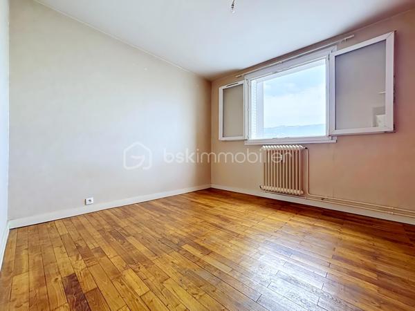 Grenoble – 62 Avenue Léon Blum
À découvrir, cet appartement T3 de 55,30 m², libre de toute occupation, situé en rez-de-chaussée d’une résidence fermée et sécurisée.
Fonctionnel et bien agencé, il se compose d’une pièce de vie, de deux chambres dont une avec placard, d’une salle de bains avec baignoire et d’un WC indépendant.
Exposé Sud-Ouest, l’appartement bénéficie de fenêtres en double vitrage PVC et du chauffage collectif avec répartiteurs individuels.
Pour compléter le tout, vous profiterez d’une cave en sous-sol, d’un local à vélos ainsi que d’un stationnement gratuit réservé aux résidents au sein de la copropriété.
LES + DU BIEN
✓ 55,30 m² avec 2 chambres
✓ Exposition Sud-Ouest
✓ Double vitrage PVC
✓ Résidence fermée avec accès par code et badge
✓ Parking résident gratuit
✓ Cave + local à vélos
✓ Chauffage collectif et eau froide compris dans les charges
✓ Appartement libre de toute occupation
Cet appartement conviendra aussi bien à des acquéreurs souhaitant en faire leur résidence principale qu’à un projet d’investissement locatif.
Pour les investisseurs, le loyer potentiel est estimé à environ 780 € charges comprises/mois, soit environ 630 € hors charges + 150 € de charges, représentant une rentabilité brute potentielle d’environ 8,4 %.
Charges de copropriété : 2 435 €/an, dont environ 1 805 € de charges récupérables.
Taxe foncière : 1 405 €/an.
📞 Contactez-nous pour plus d’informations ou pour organiser une visite.