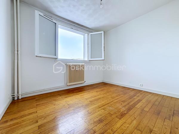 Grenoble – 62 Avenue Léon Blum
À découvrir, cet appartement T3 de 55,30 m², libre de toute occupation, situé en rez-de-chaussée d’une résidence fermée et sécurisée.
Fonctionnel et bien agencé, il se compose d’une pièce de vie, de deux chambres dont une avec placard, d’une salle de bains avec baignoire et d’un WC indépendant.
Exposé Sud-Ouest, l’appartement bénéficie de fenêtres en double vitrage PVC et du chauffage collectif avec répartiteurs individuels.
Pour compléter le tout, vous profiterez d’une cave en sous-sol, d’un local à vélos ainsi que d’un stationnement gratuit réservé aux résidents au sein de la copropriété.
LES + DU BIEN
✓ 55,30 m² avec 2 chambres
✓ Exposition Sud-Ouest
✓ Double vitrage PVC
✓ Résidence fermée avec accès par code et badge
✓ Parking résident gratuit
✓ Cave + local à vélos
✓ Chauffage collectif et eau froide compris dans les charges
✓ Appartement libre de toute occupation
Cet appartement conviendra aussi bien à des acquéreurs souhaitant en faire leur résidence principale qu’à un projet d’investissement locatif.
Pour les investisseurs, le loyer potentiel est estimé à environ 780 € charges comprises/mois, soit environ 630 € hors charges + 150 € de charges, représentant une rentabilité brute potentielle d’environ 8,4 %.
Charges de copropriété : 2 435 €/an, dont environ 1 805 € de charges récupérables.
Taxe foncière : 1 405 €/an.
📞 Contactez-nous pour plus d’informations ou pour organiser une visite.
