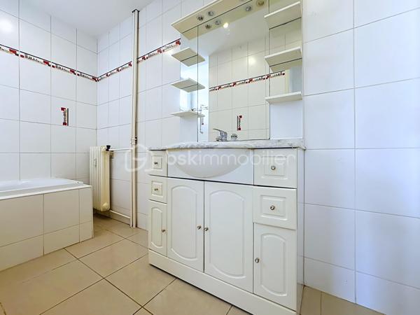 Grenoble – 62 Avenue Léon Blum
À découvrir, cet appartement T3 de 55,30 m², libre de toute occupation, situé en rez-de-chaussée d’une résidence fermée et sécurisée.
Fonctionnel et bien agencé, il se compose d’une pièce de vie, de deux chambres dont une avec placard, d’une salle de bains avec baignoire et d’un WC indépendant.
Exposé Sud-Ouest, l’appartement bénéficie de fenêtres en double vitrage PVC et du chauffage collectif avec répartiteurs individuels.
Pour compléter le tout, vous profiterez d’une cave en sous-sol, d’un local à vélos ainsi que d’un stationnement gratuit réservé aux résidents au sein de la copropriété.
LES + DU BIEN
✓ 55,30 m² avec 2 chambres
✓ Exposition Sud-Ouest
✓ Double vitrage PVC
✓ Résidence fermée avec accès par code et badge
✓ Parking résident gratuit
✓ Cave + local à vélos
✓ Chauffage collectif et eau froide compris dans les charges
✓ Appartement libre de toute occupation
Cet appartement conviendra aussi bien à des acquéreurs souhaitant en faire leur résidence principale qu’à un projet d’investissement locatif.
Pour les investisseurs, le loyer potentiel est estimé à environ 780 € charges comprises/mois, soit environ 630 € hors charges + 150 € de charges, représentant une rentabilité brute potentielle d’environ 8,4 %.
Charges de copropriété : 2 435 €/an, dont environ 1 805 € de charges récupérables.
Taxe foncière : 1 405 €/an.
📞 Contactez-nous pour plus d’informations ou pour organiser une visite.